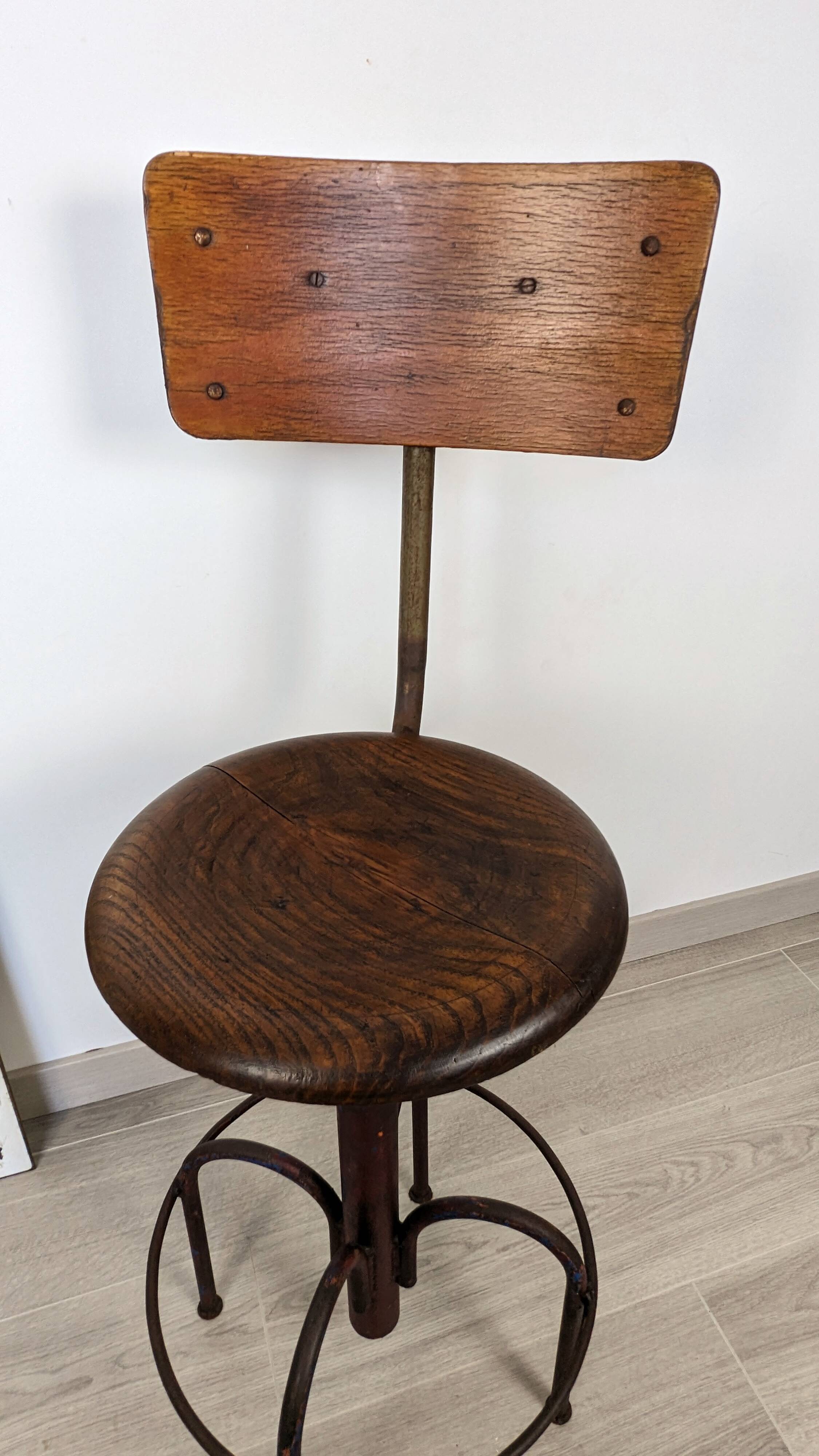Chaise industrielle réglable ancienne avec dossier, pièce de caractère
