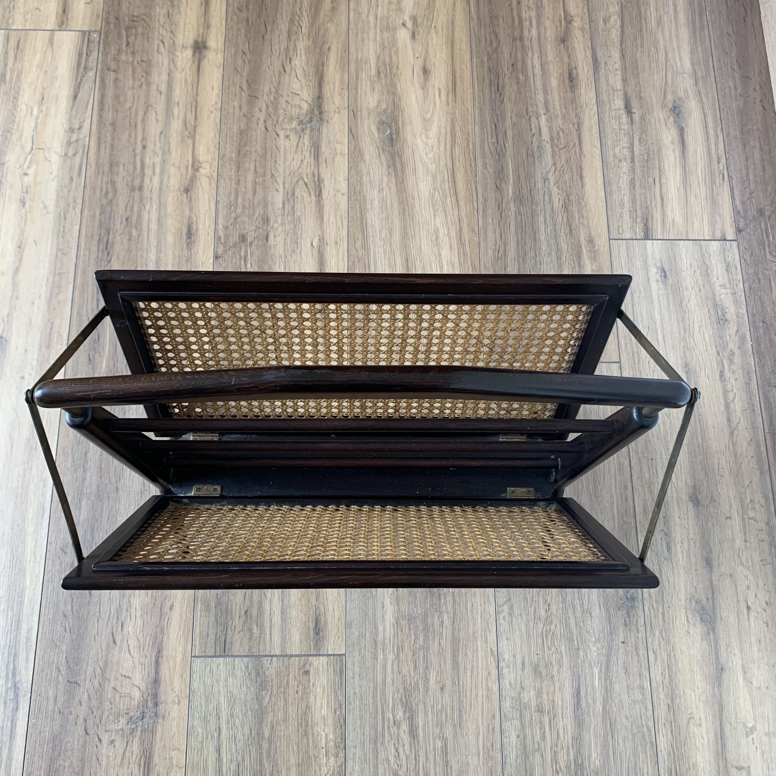 Folding magazine rack