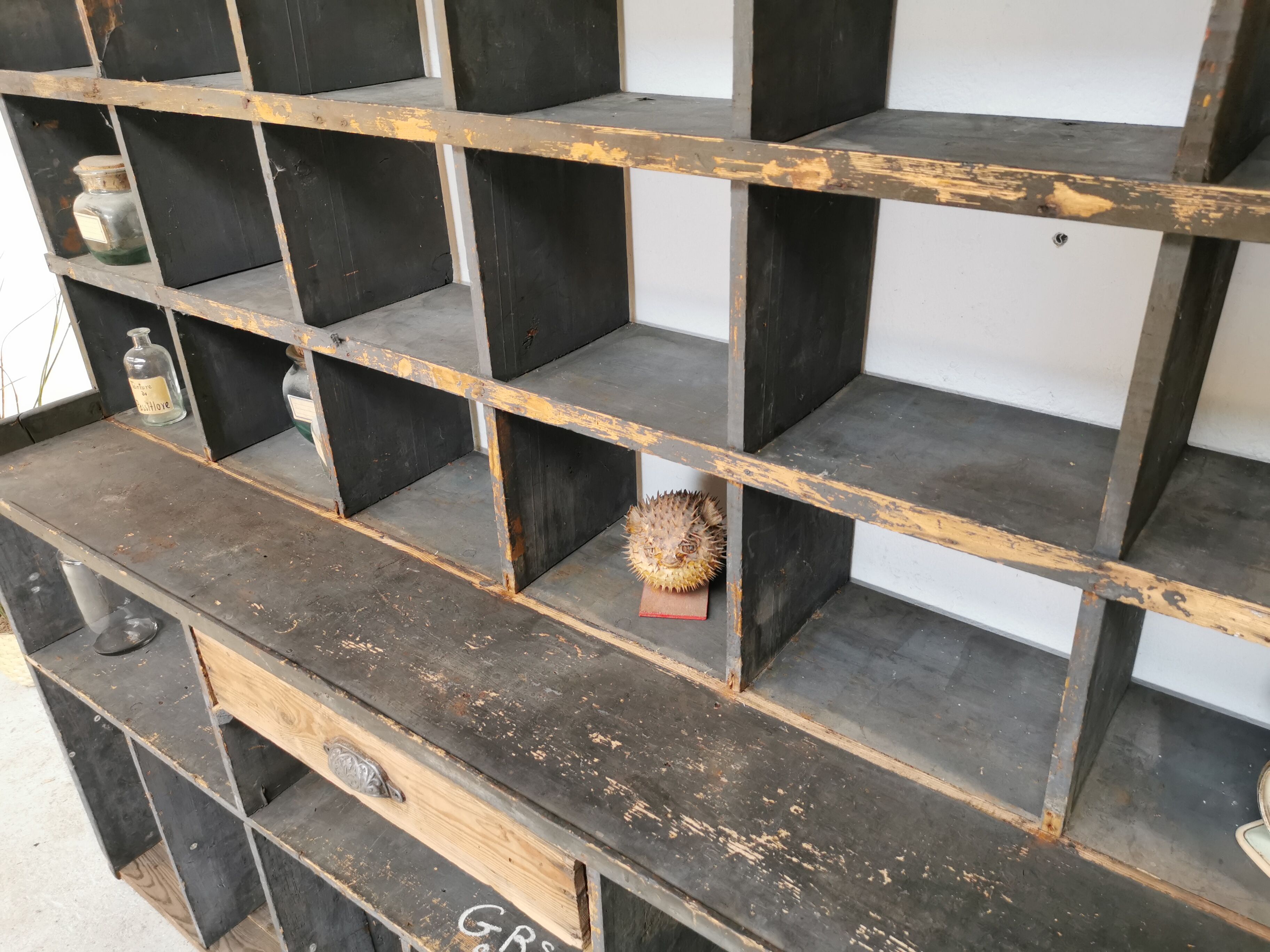 Meuble de métier à casiers bibliothèque