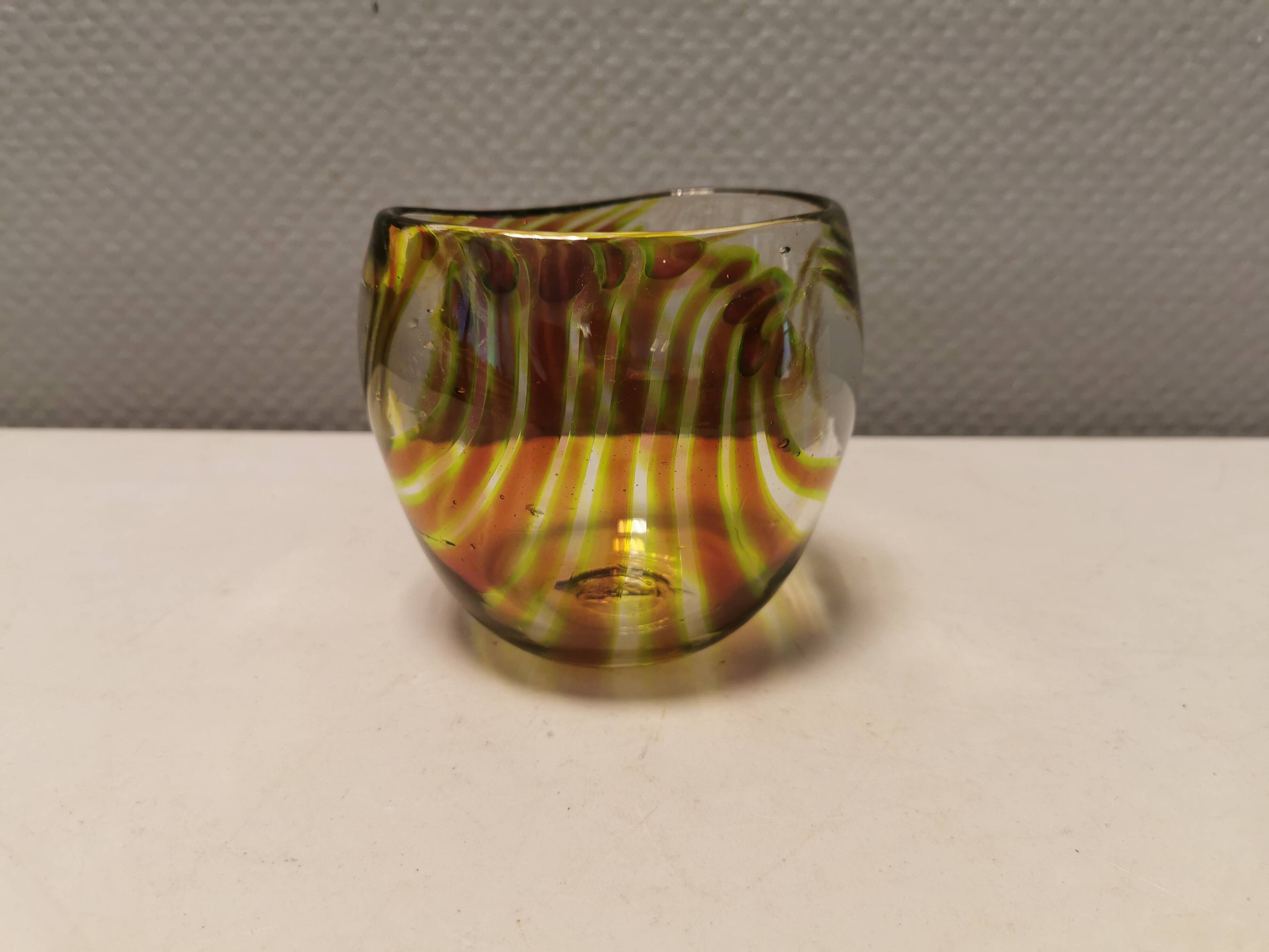 Beautiful mouth-blown vase in beautiful colours.