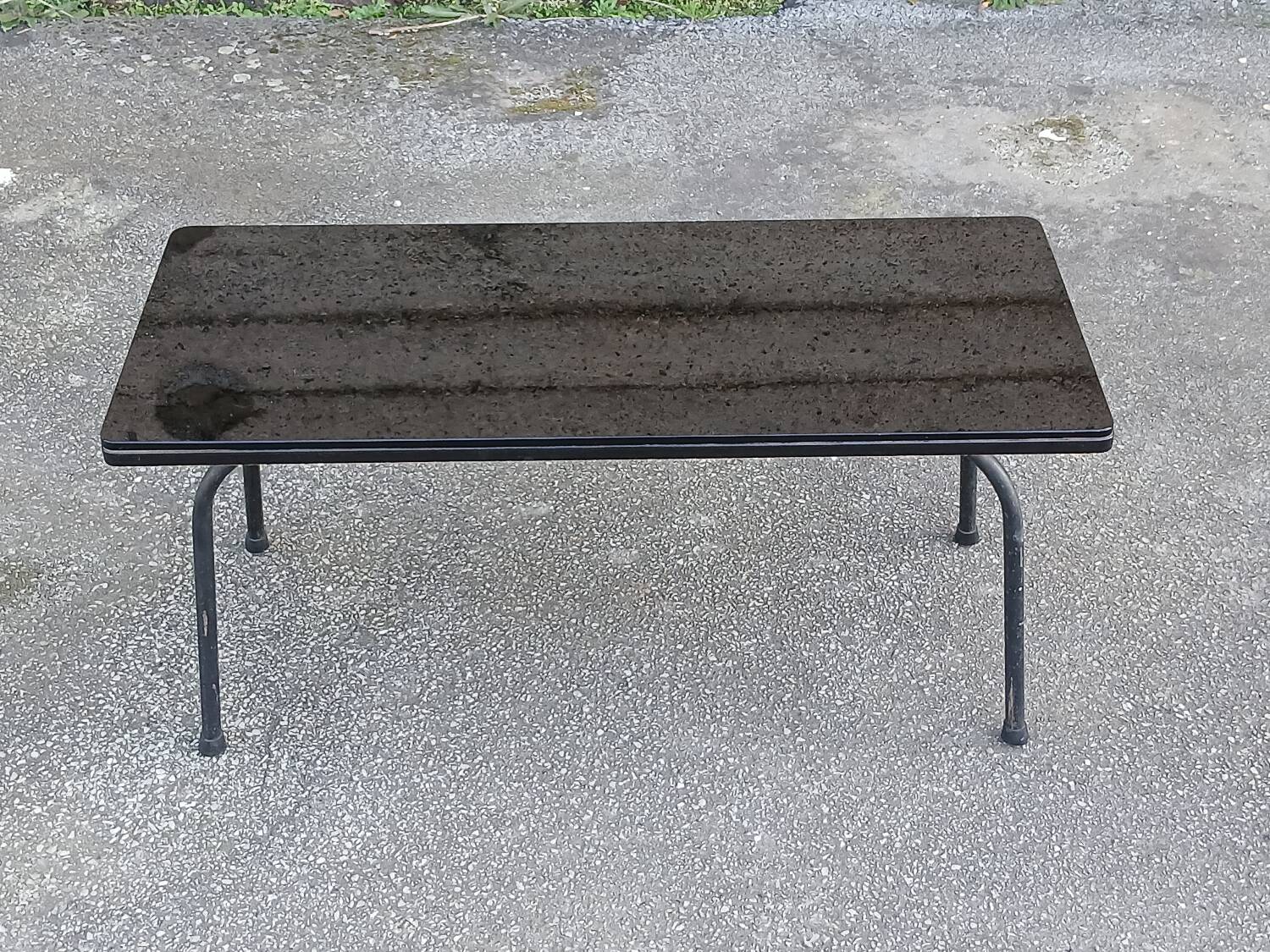 Table basse années 50 en opaline noire