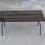Table basse années 50 en opaline noire
