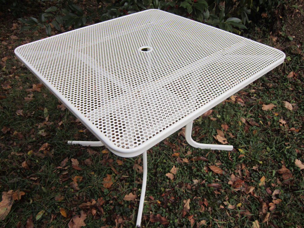 Table de jardin en métal perforé Emu