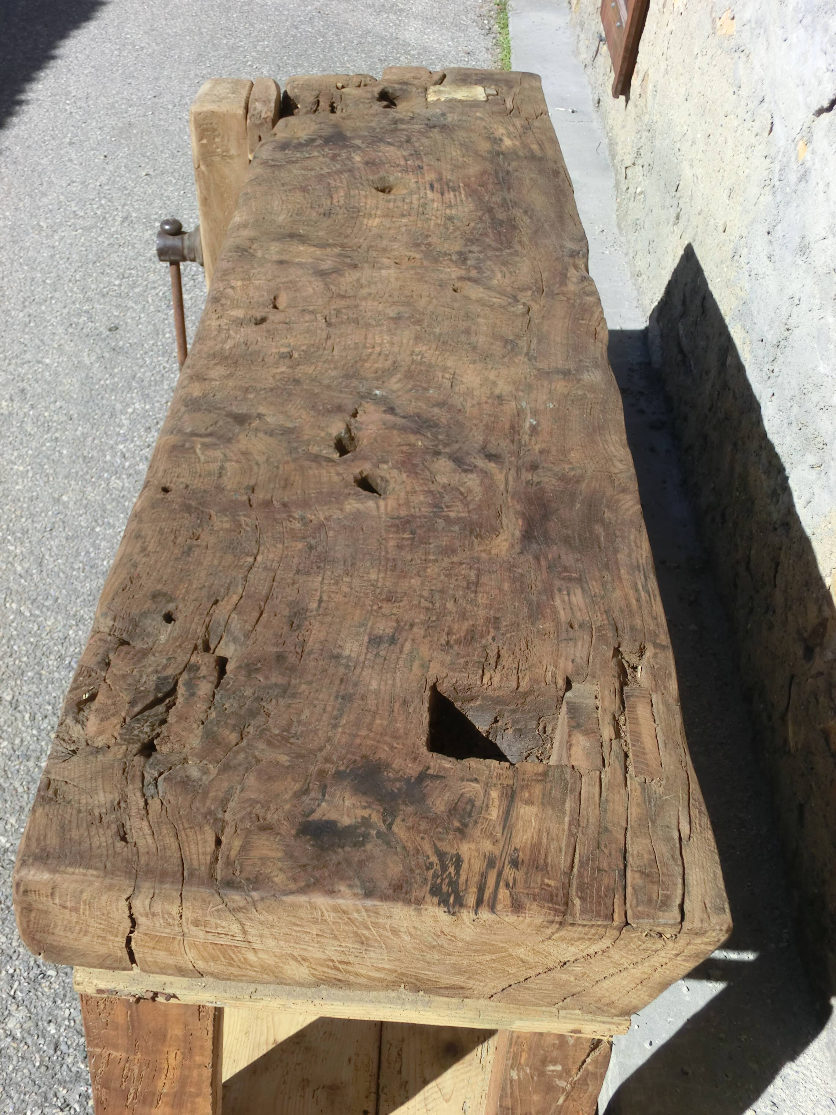 Very old oak carpenter's workbench - A charming piece of trade furniture.