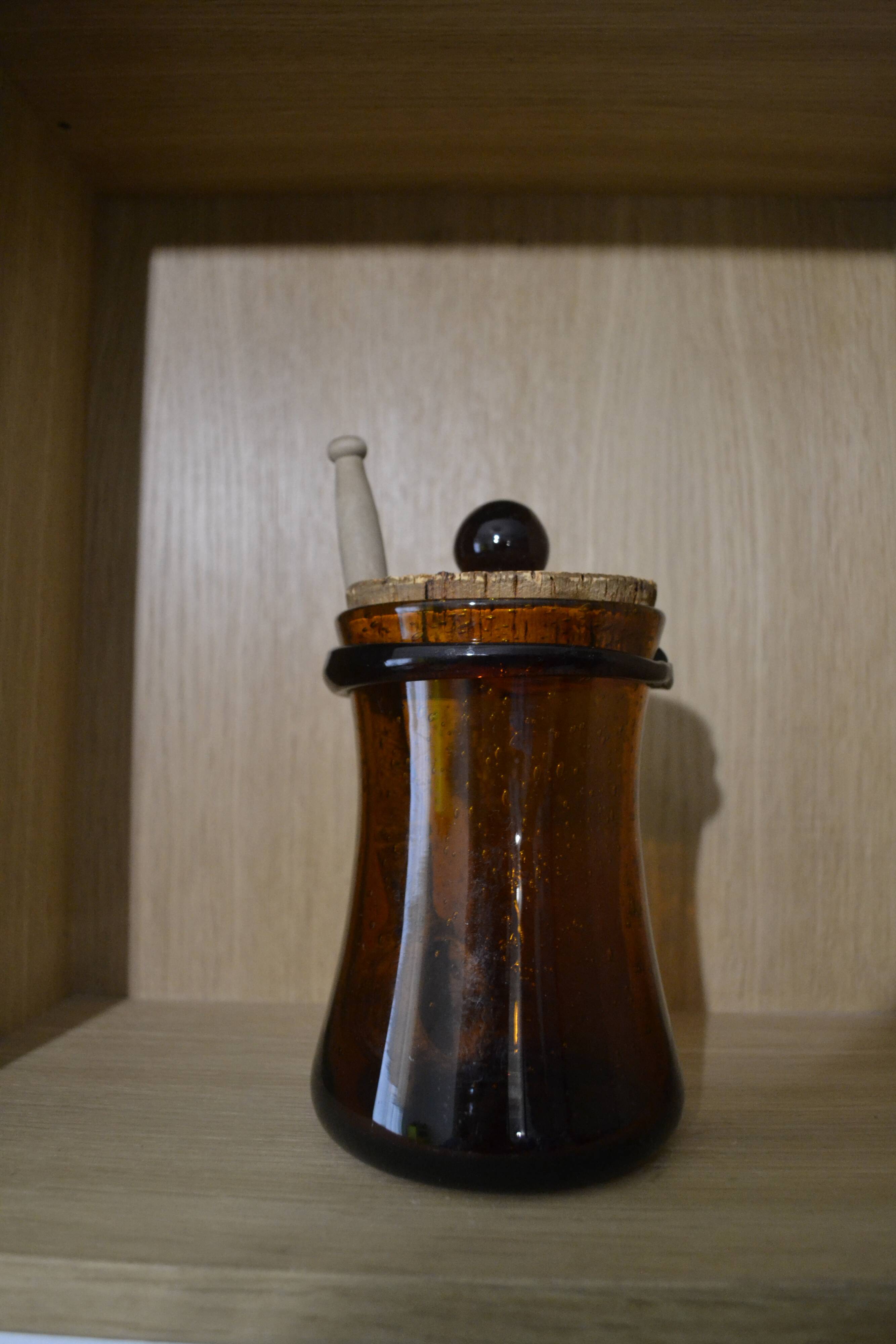 Pot en verre fumé avec son couvercle en liége