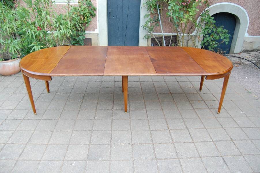 Napoleon III table in fine walnut from the late 19th century.