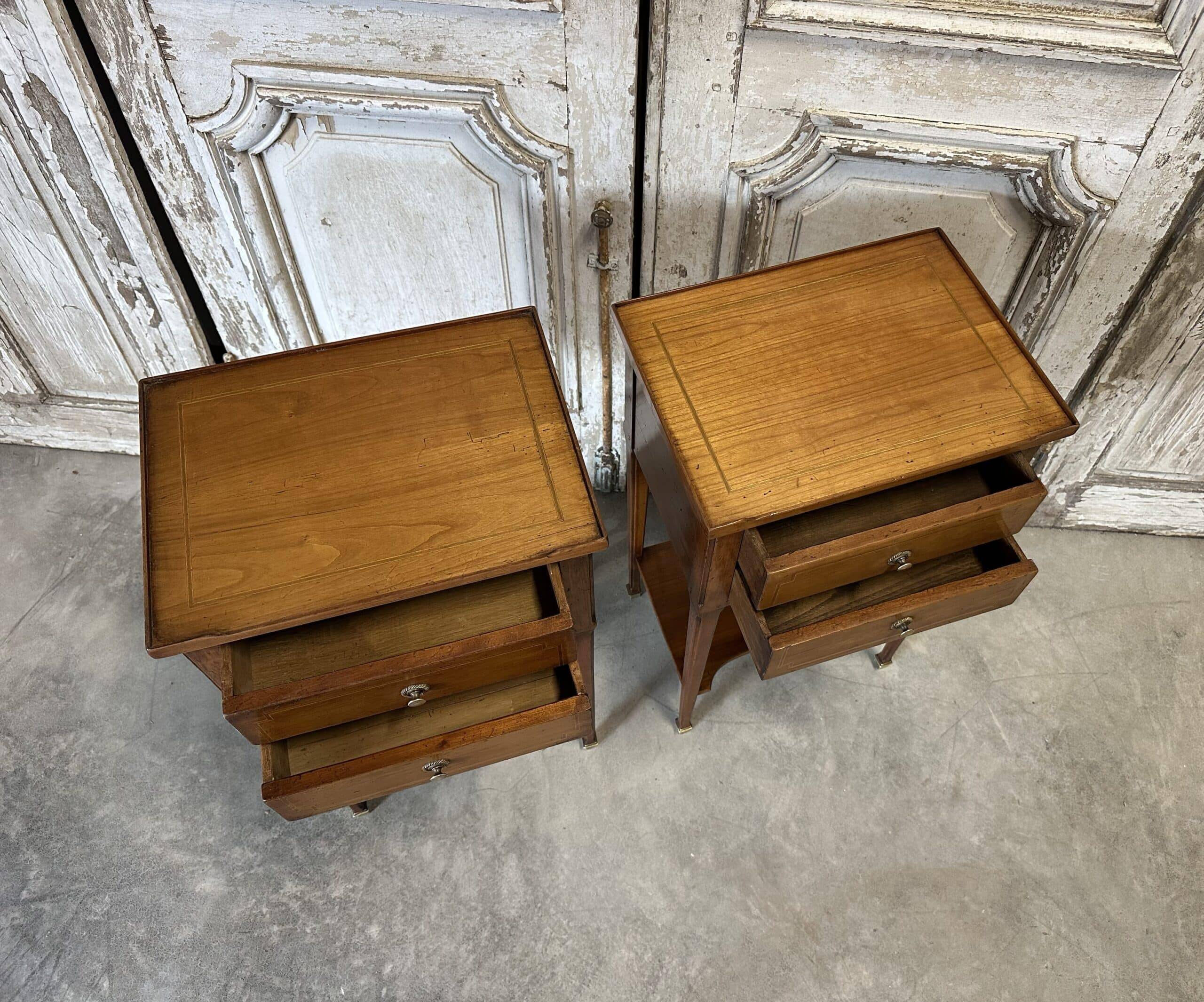 Paire de chevets de style Directoire en merisier, 20e siècle