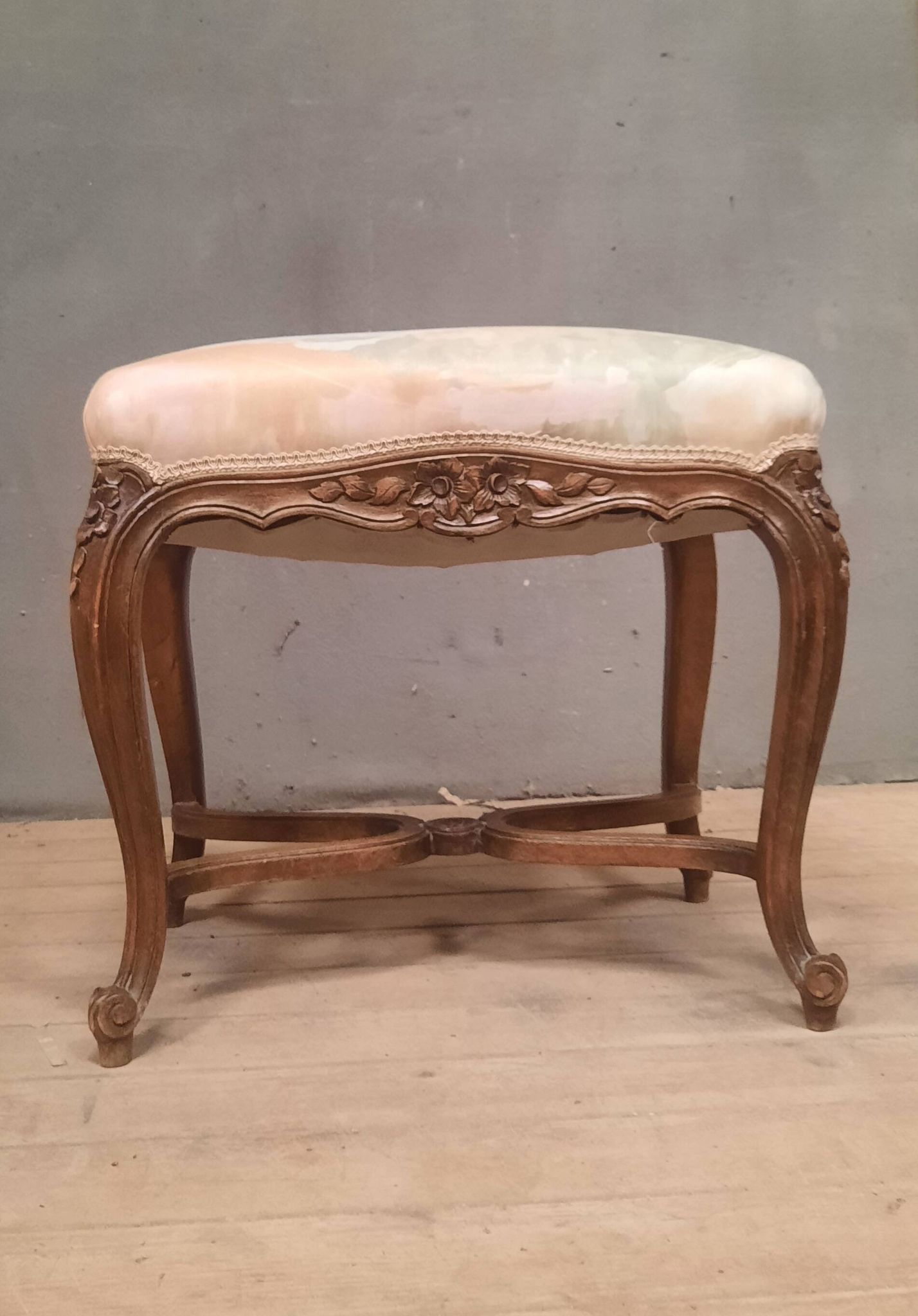 Pouf de style Louis XV  rocaille
