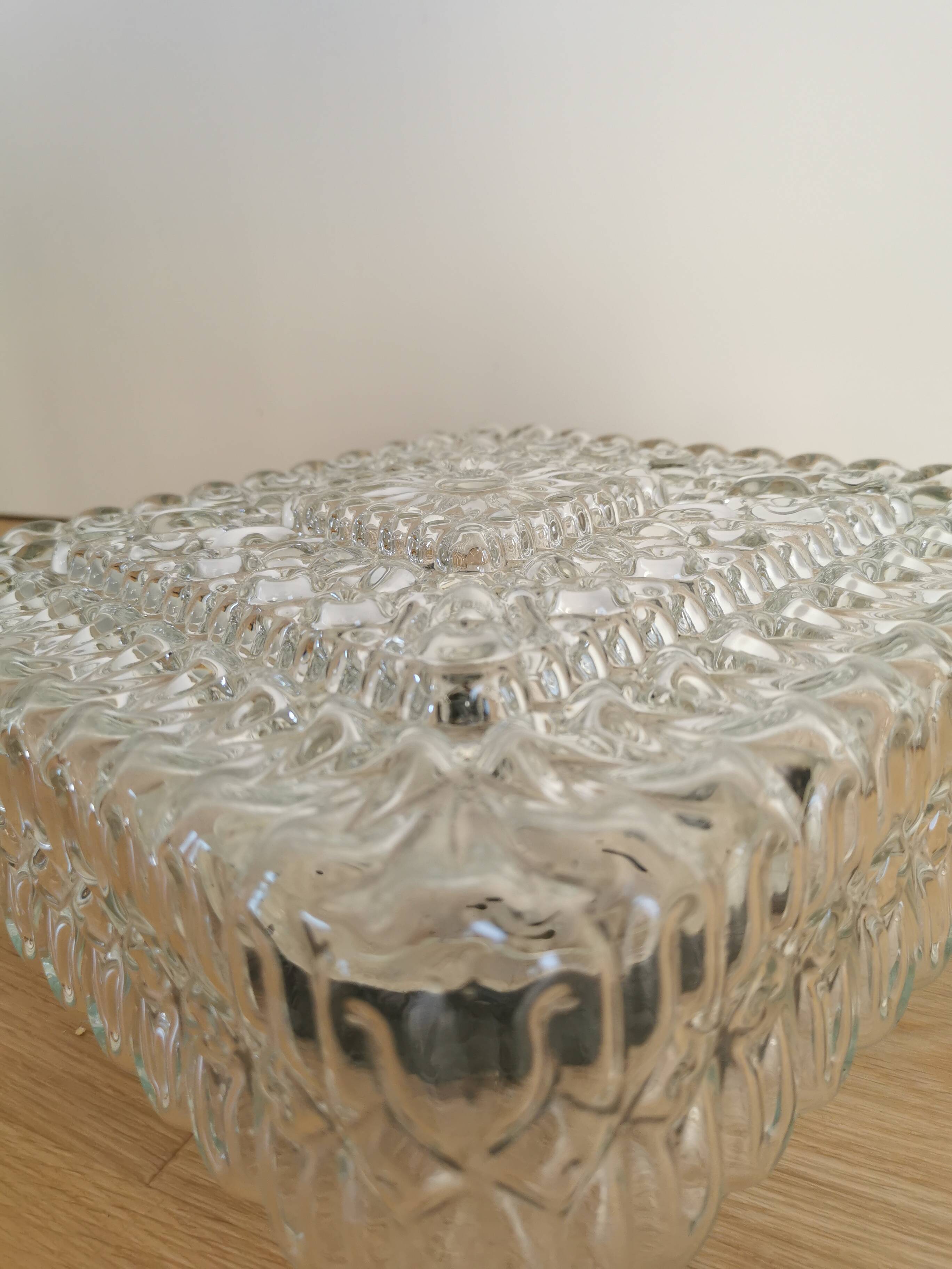 Plafonnier vintage en verre gaufré : éclairage rétro des années 1970