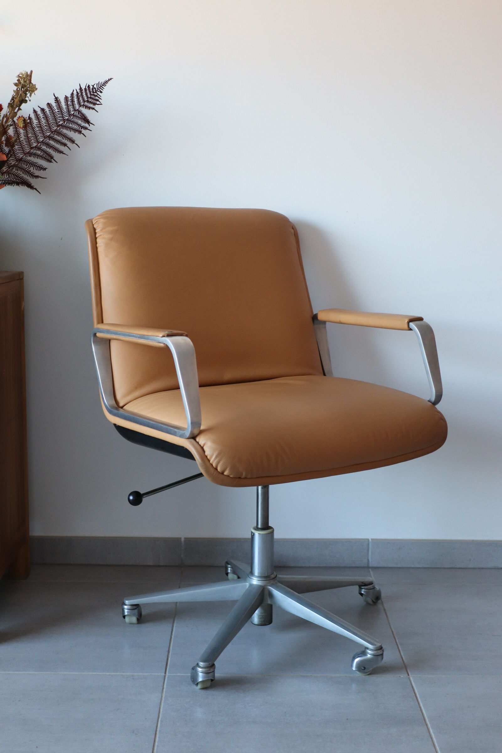 Delta 2000 Wilkhahn armchair in camel leather
