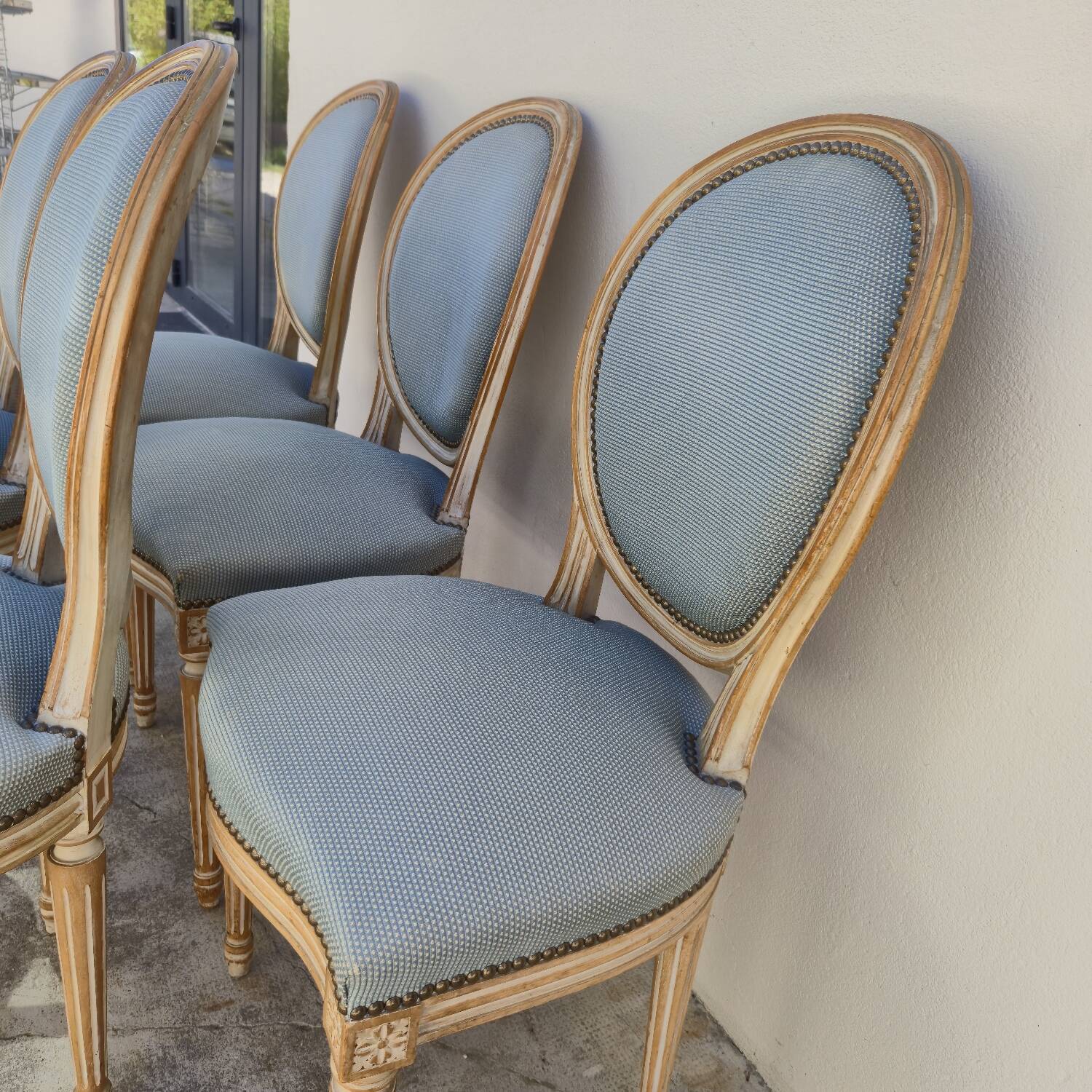 Set of 6 Louis XVI style chairs with antique patinated medallion