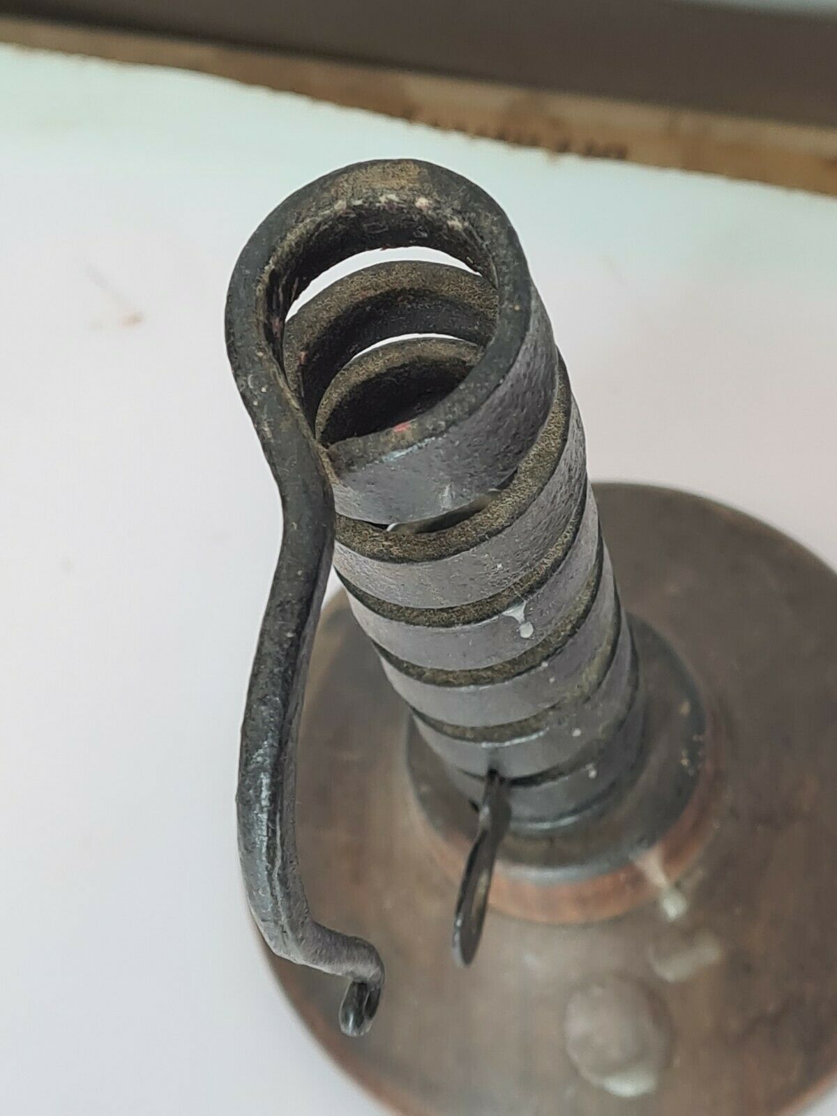 Bougeoir avec en poussoir en fer et bois