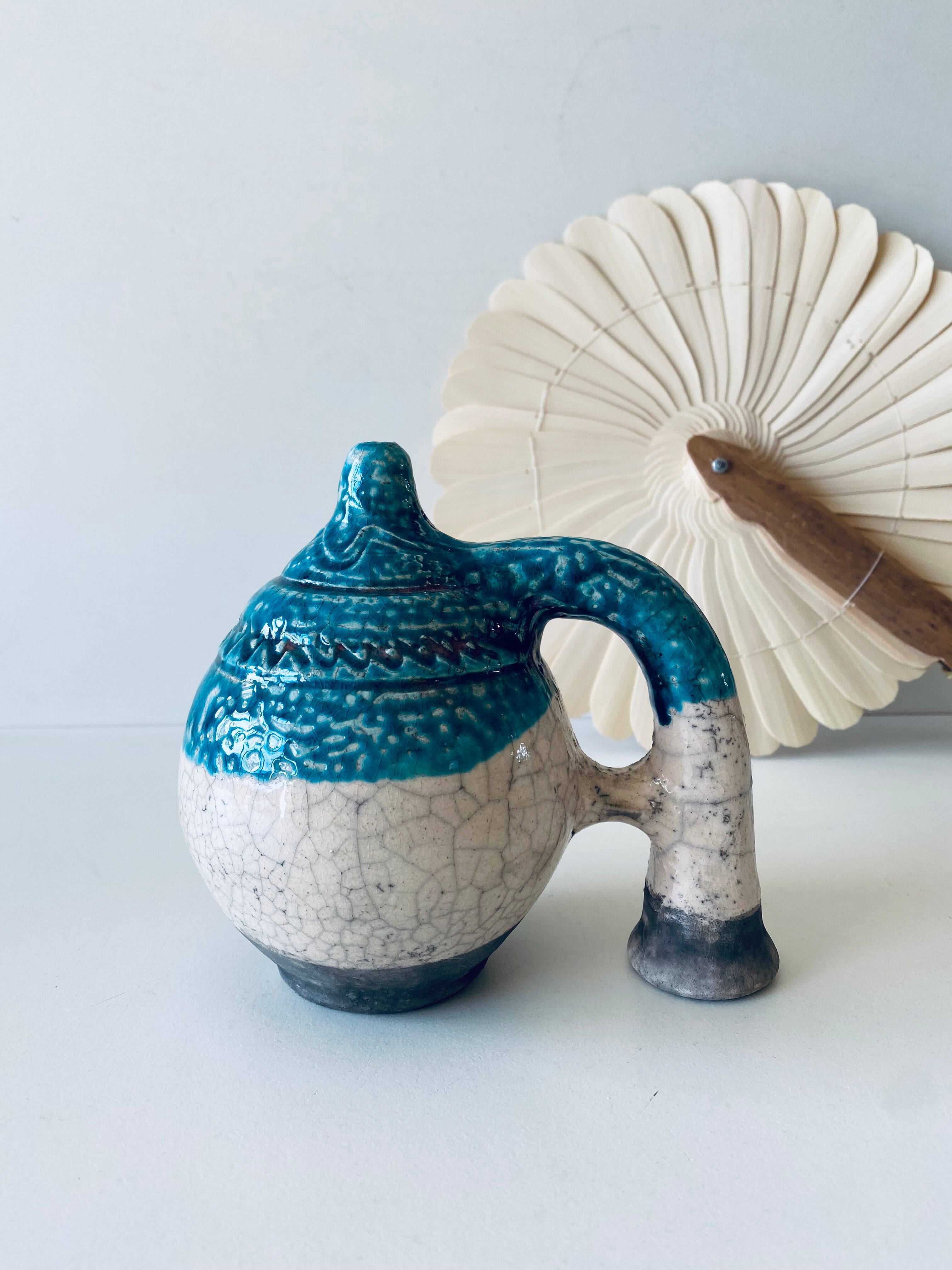 Poterie en terre cuite émaillée bleu et crème