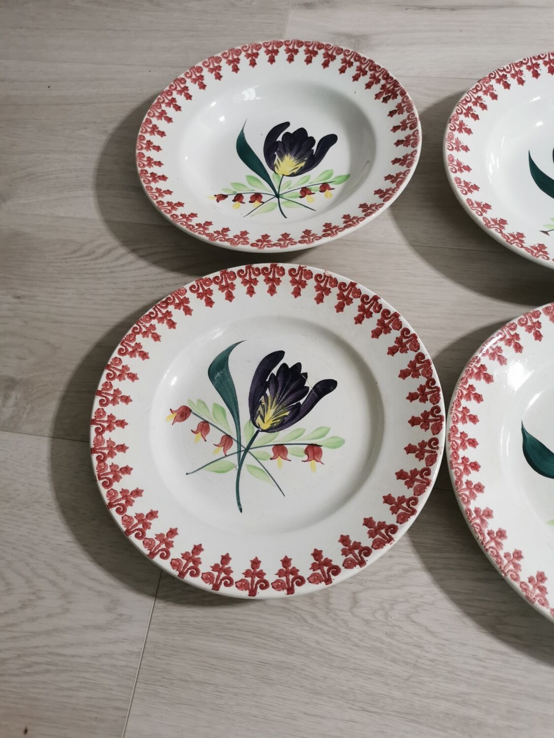 Assiettes anciennes fleuries, Moulin des loups