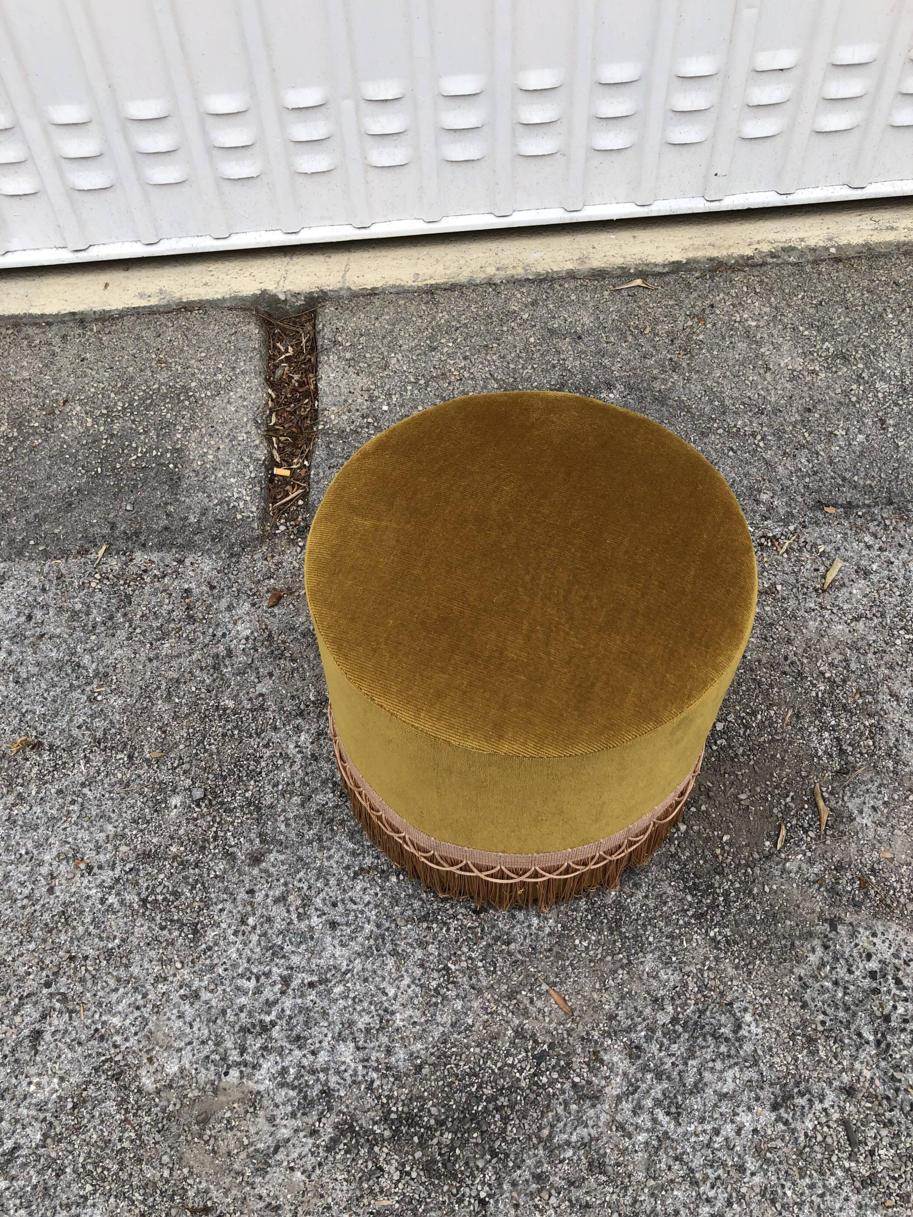 Vintage pouf in gold velvet