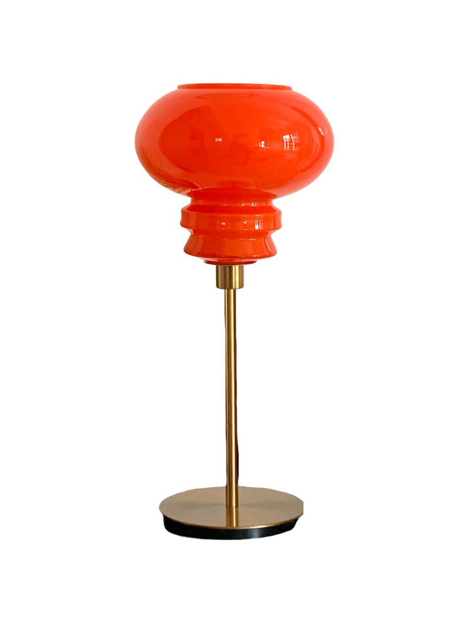 Lampe de table à poser réalisée avec un abat-jour vintage orange en verre et un pied doré