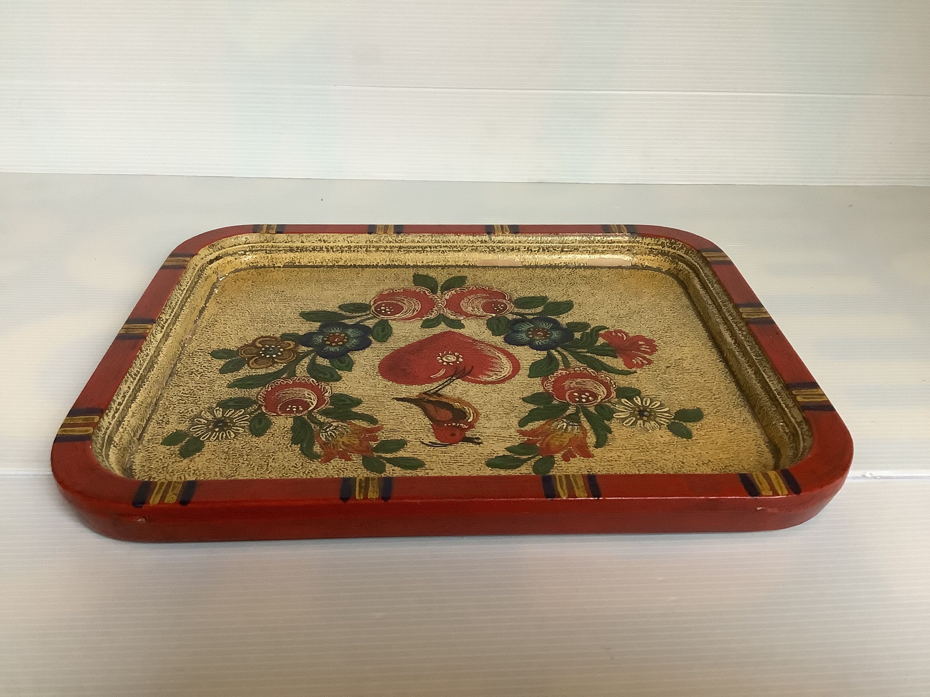 Plateau russe peint en relief