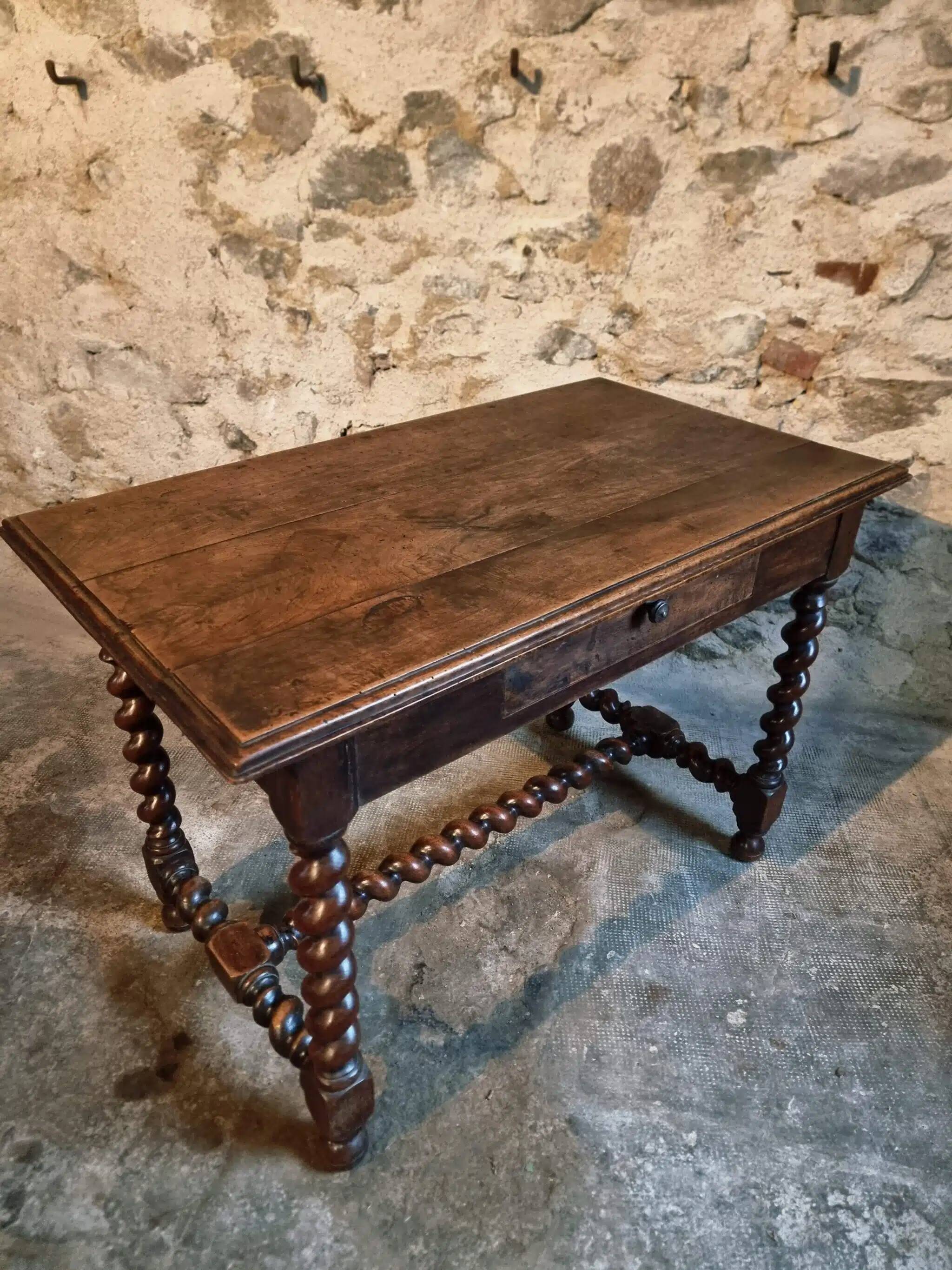 Table française en noyer avec pieds torsadés, fin du XIXe siècle