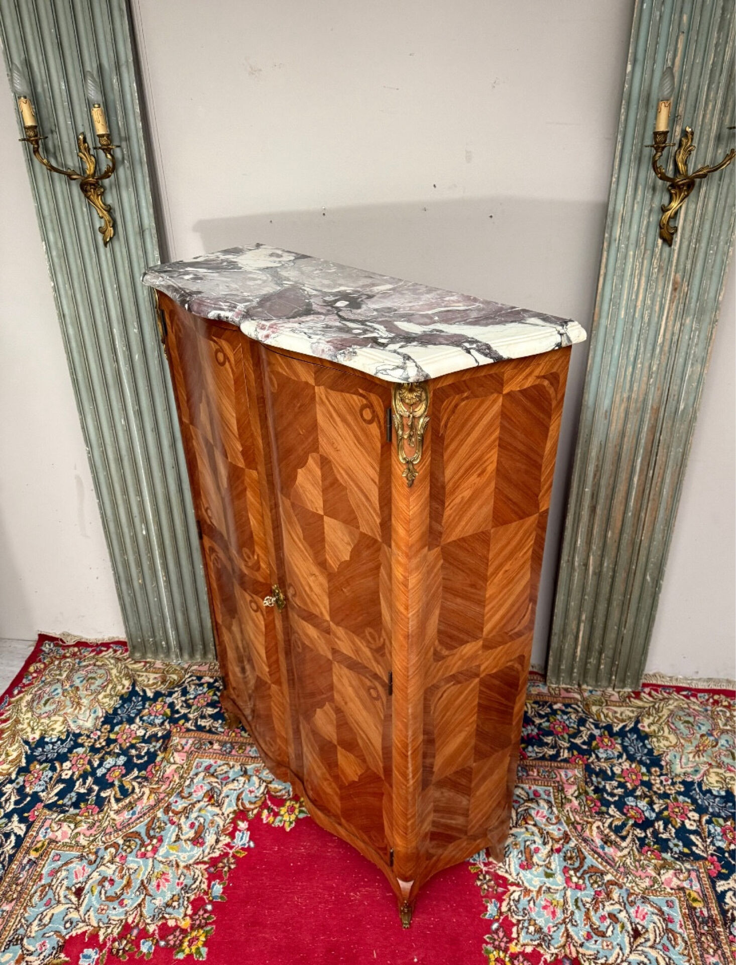 Buffet armoire de style louis xv en marqueterie