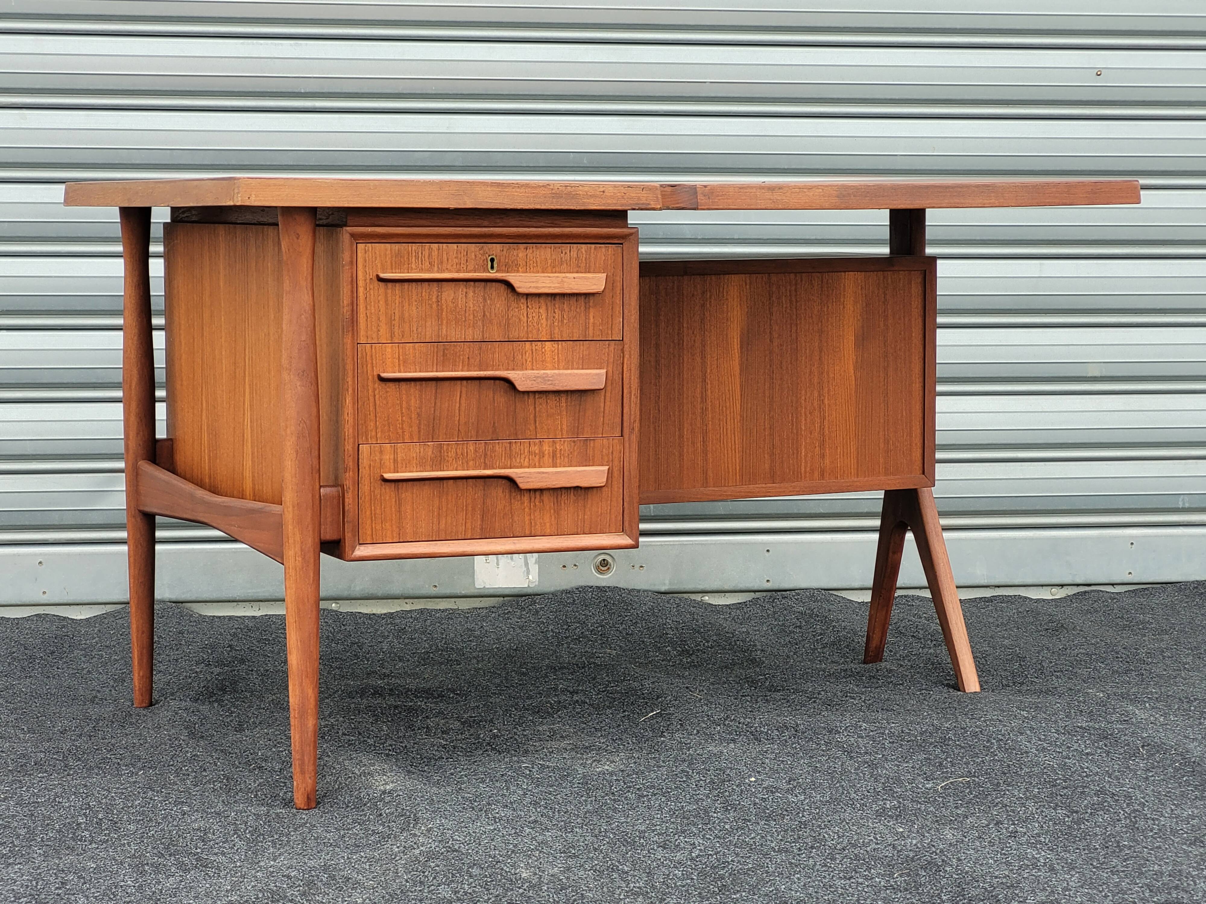 Exceptional Vintage Boomerang desk designed by Jacques Hauville 1960 p
