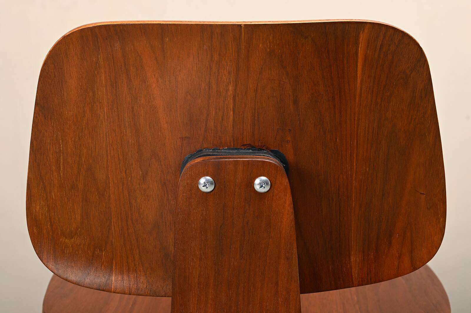 Chaise en contreplaqué de noyer DCW restaurée de Charles & Ray Eames, Herman Miller