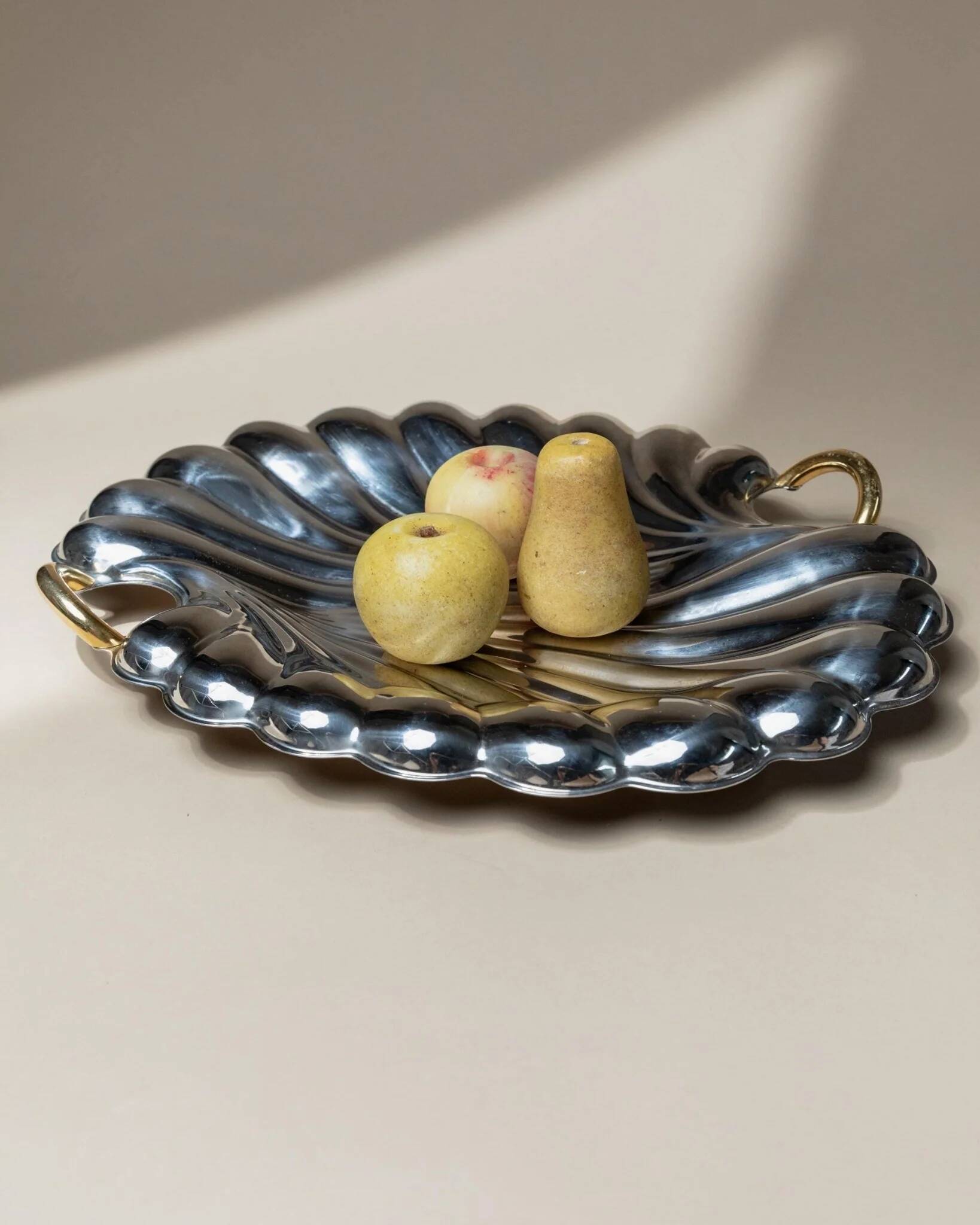 Plateau en acier inoxydable poli argenté en forme de coquillage avec poignées dorées, Becchetti Italie années 1980.