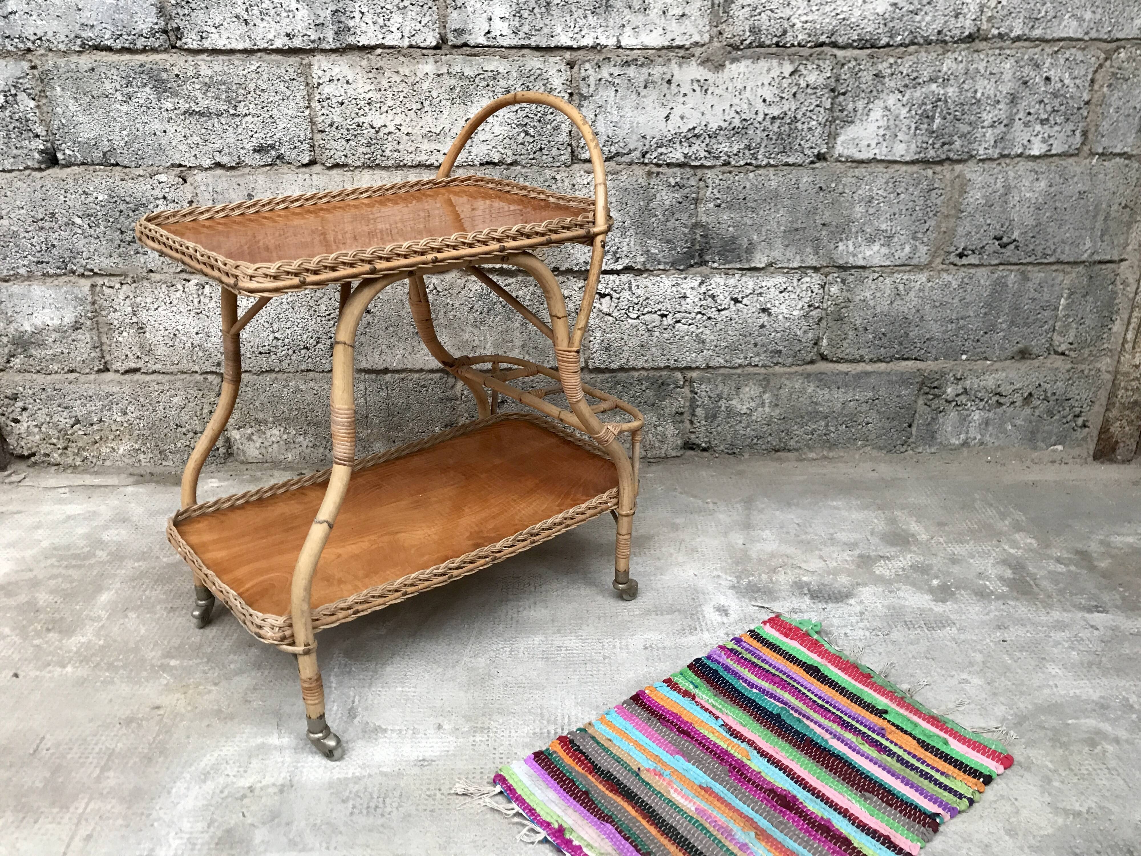 Desserte roulante vintage en bois et en rotin