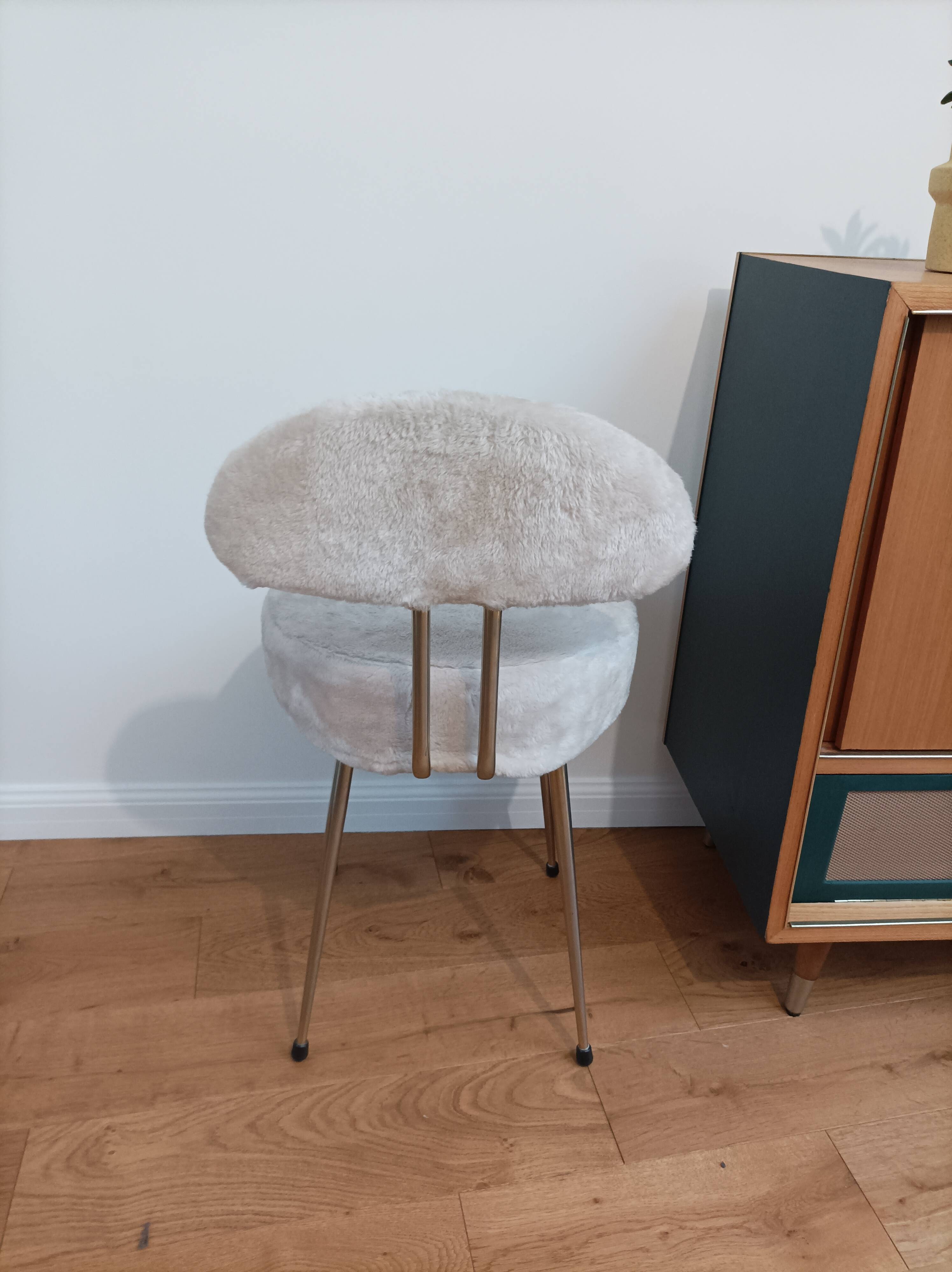 Vintage 1960s/70s Pelfran style chair – White faux fur & Metal