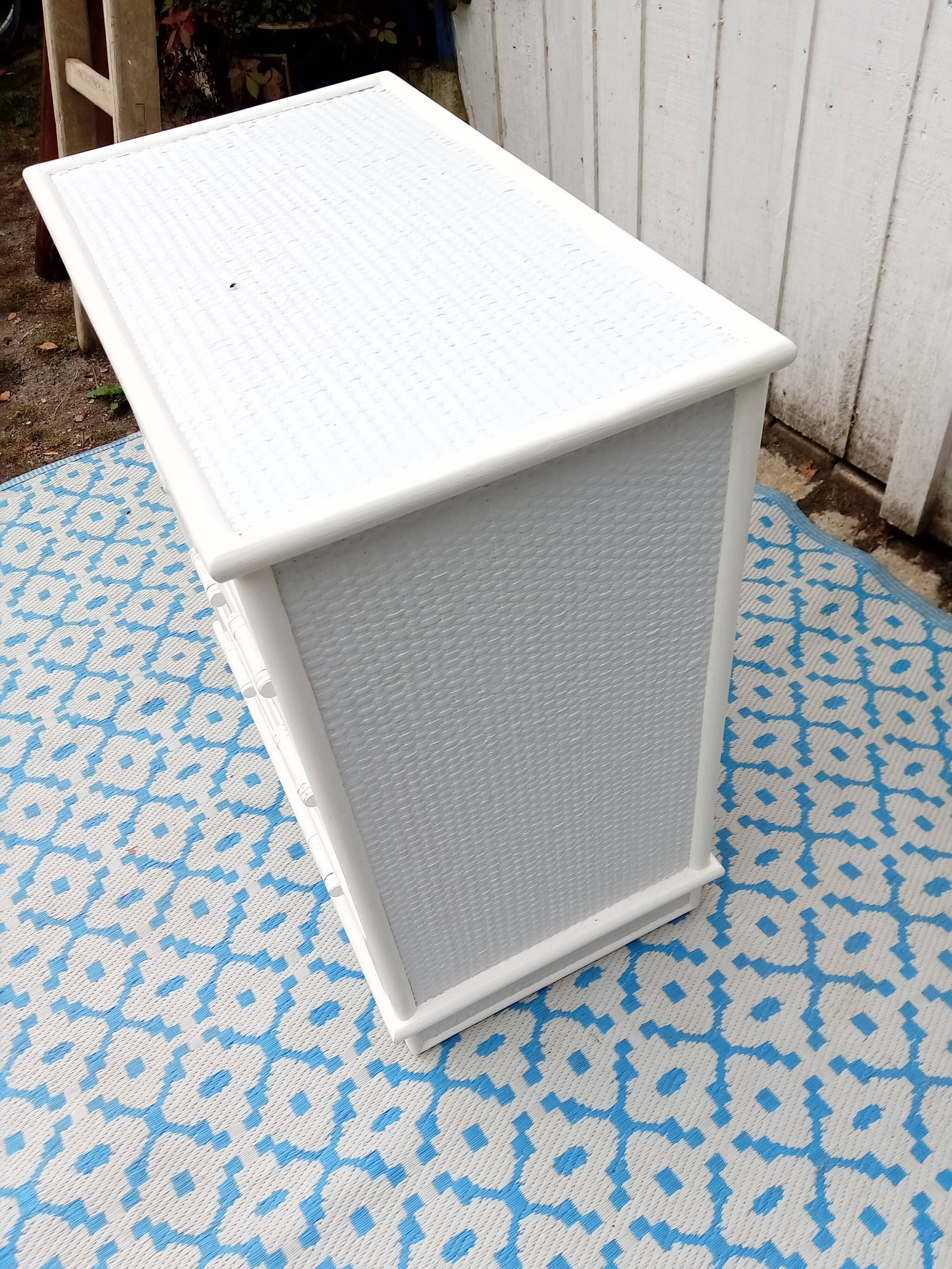 Commode blanche en rotin