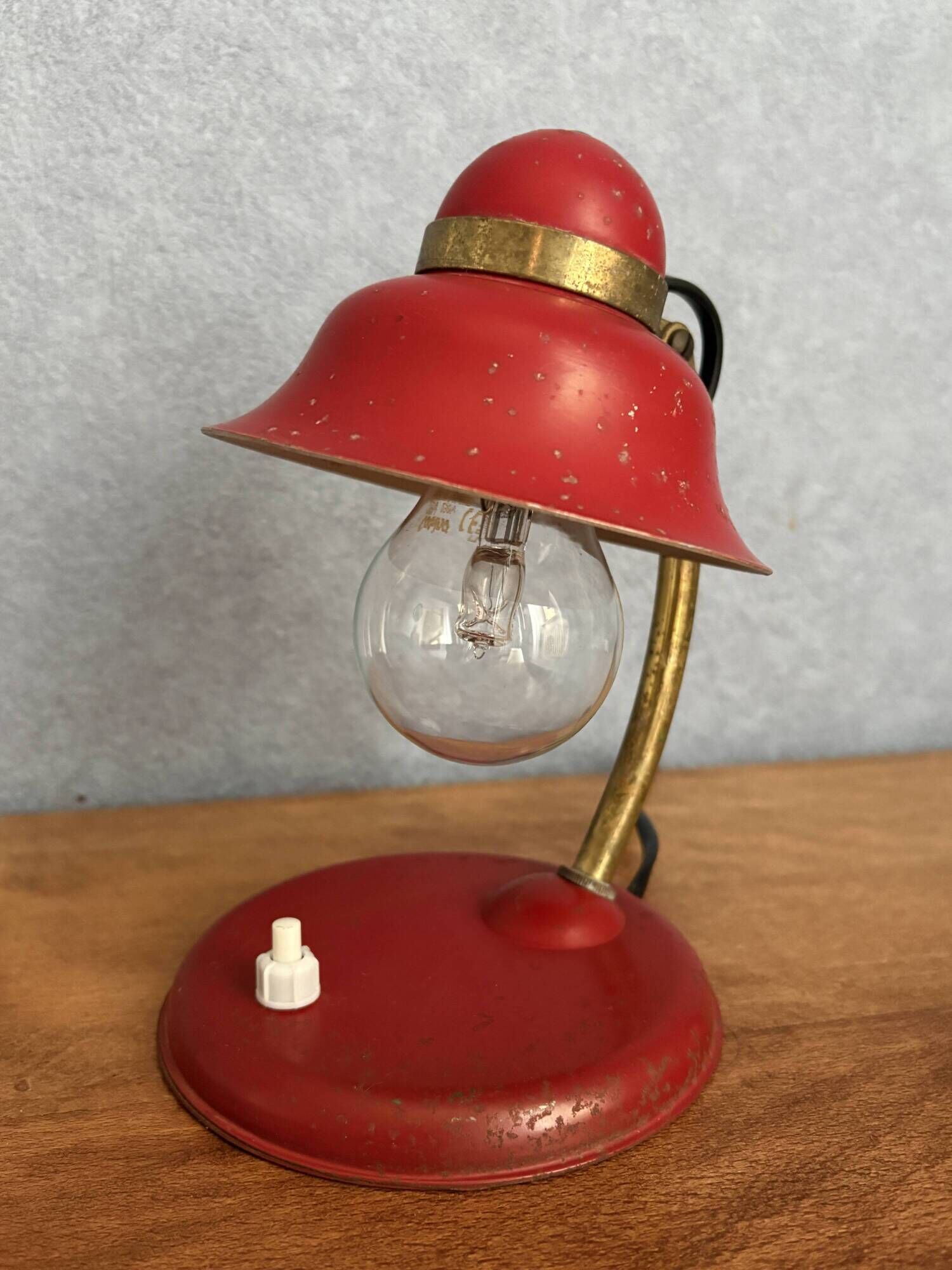 Vintage desk lamp from the 50s/60s in red & brass.