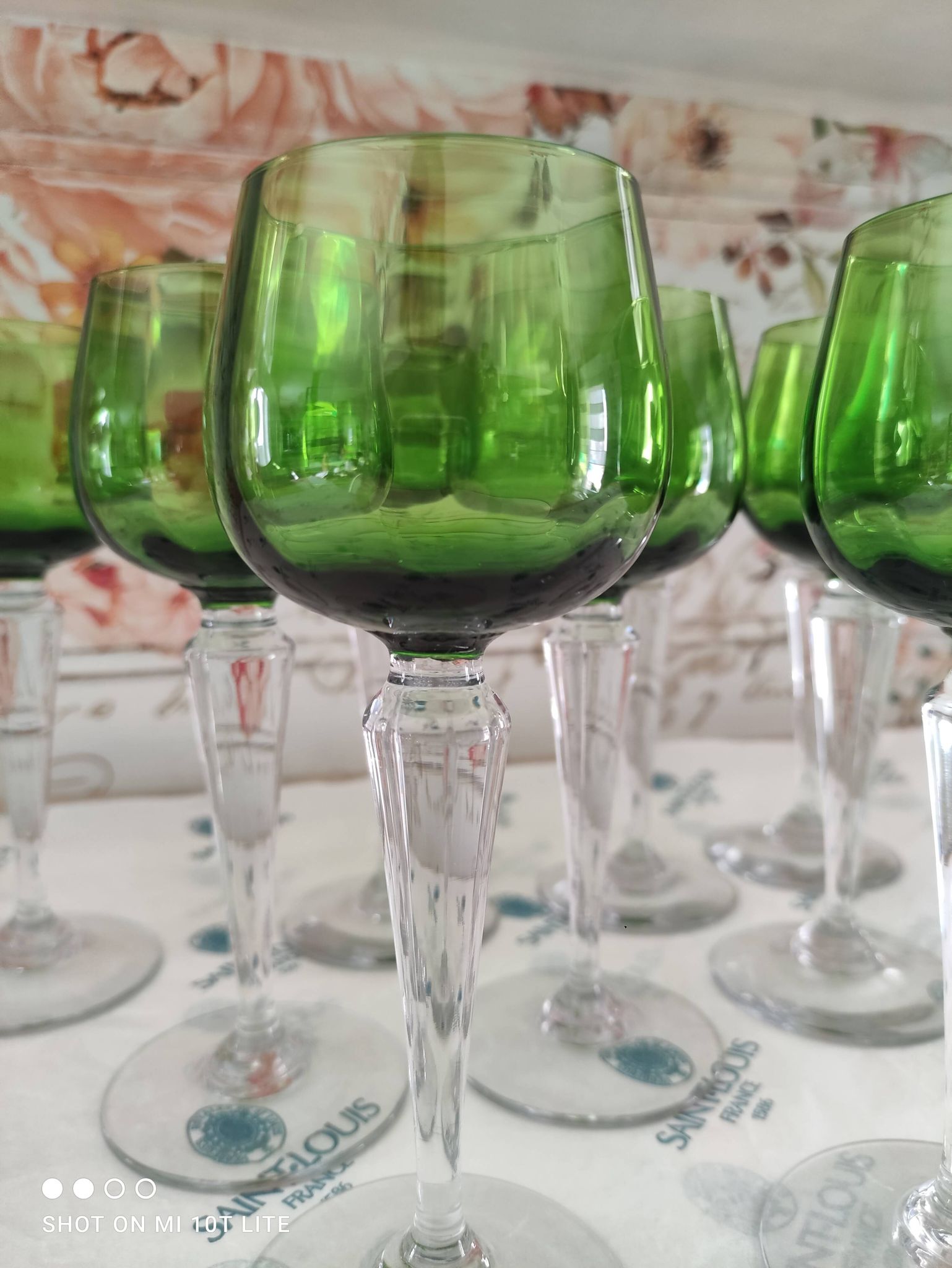 Lot de 9 verres à vin Saint-Louis non estampillés buvant vert Chartreuse
