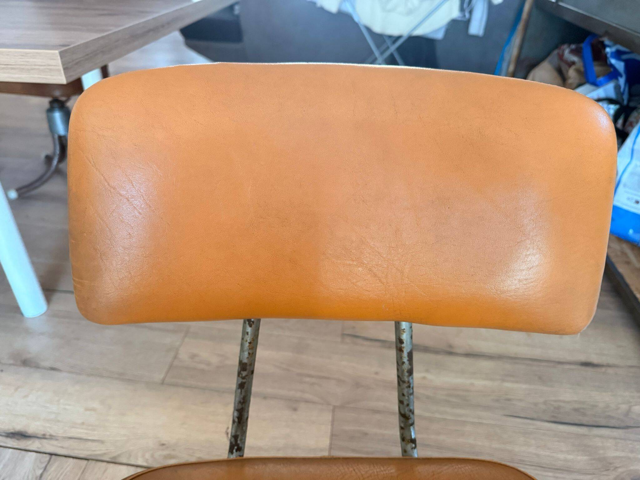 Chaise bienaise en métal et cuir