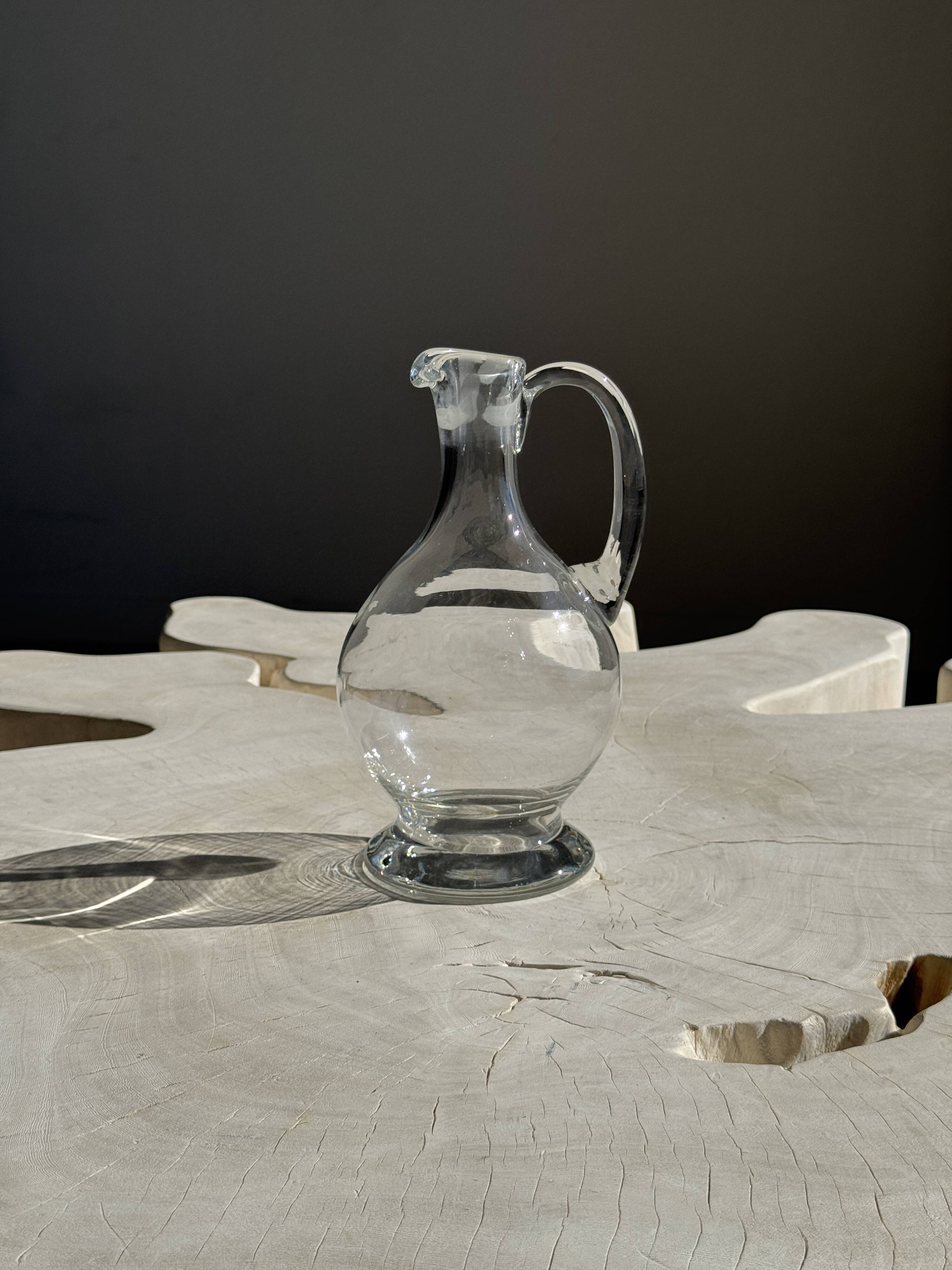 Carafe en verre à bec verseur et anse