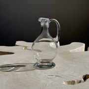 Carafe en verre à bec verseur et anse