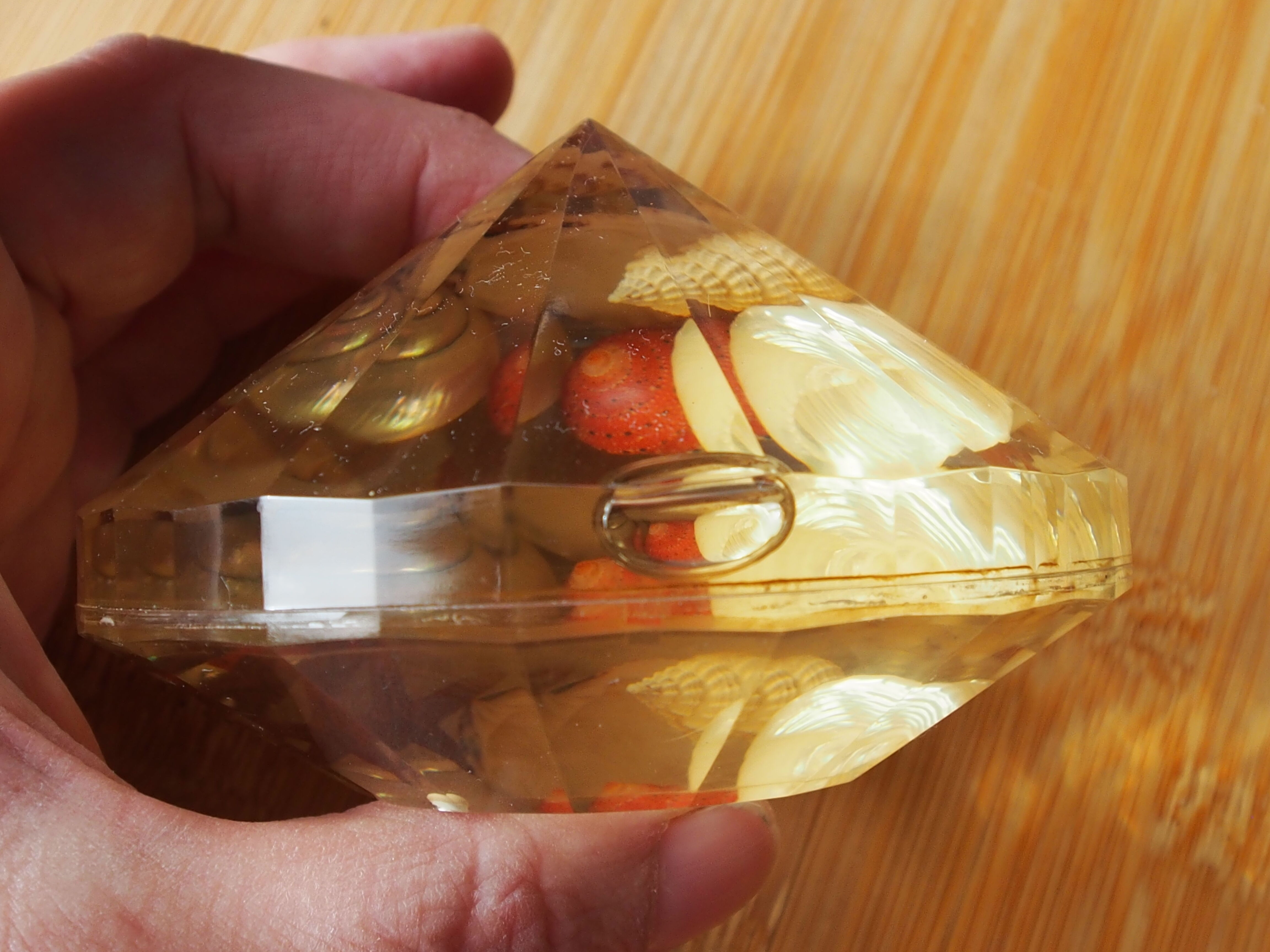 Resin clipboard with inclusion of shells, diamond-shaped