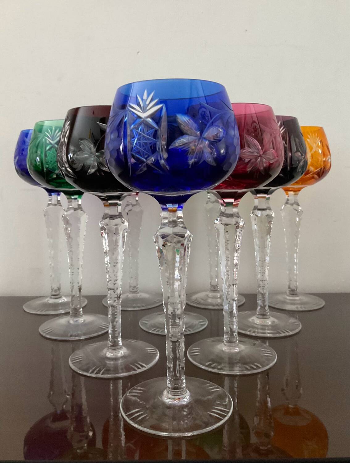 Série de 10 verres anciens multicolores en cristal ciselé