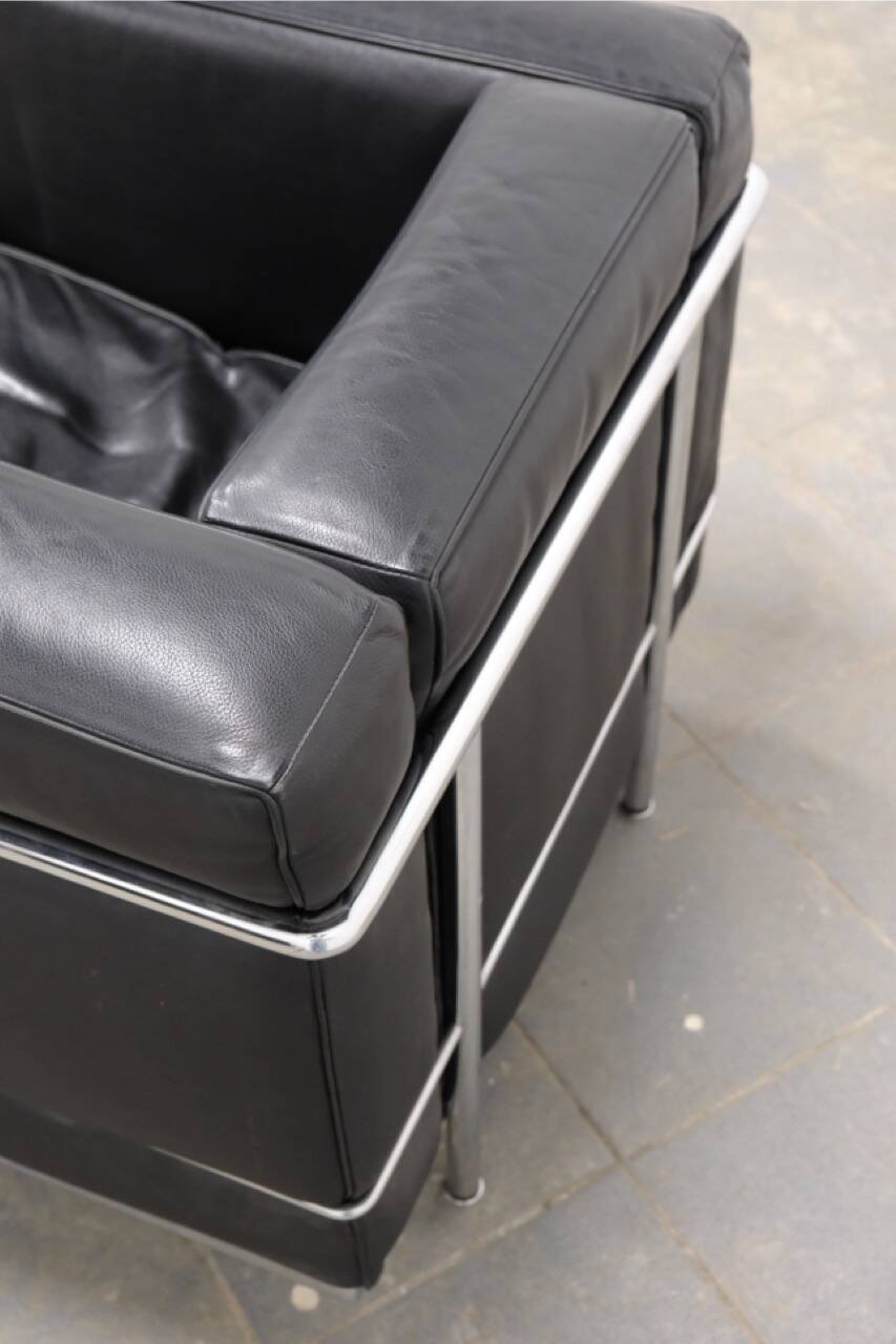 LC2 armchair in black leather – Design Le Corbusier, Pierre Jeanneret & Charlotte Perriand, 60s