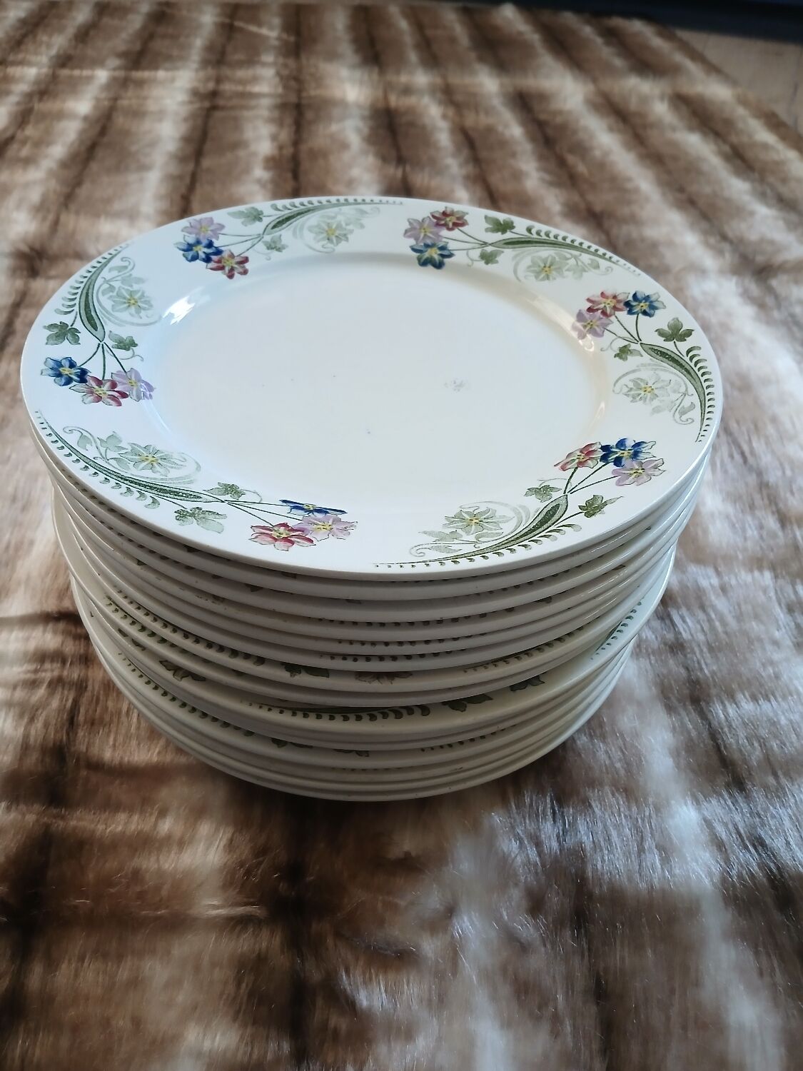 23 assiettes + plat anciens U&C Sarreguemines