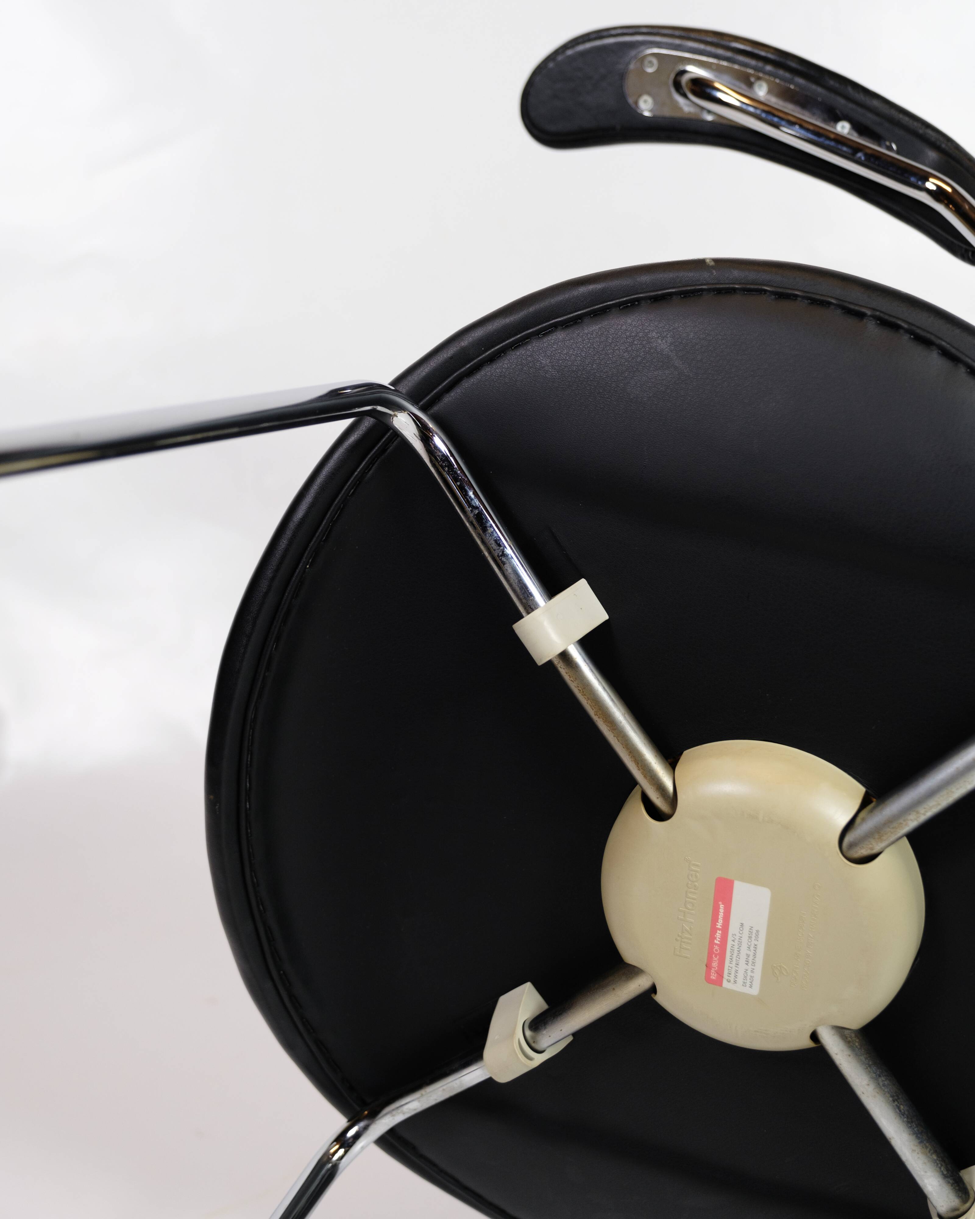 Seven Chair With Arms Model 3207 Made In Black Leather By Arne Jacobsen For Fritz Hansen