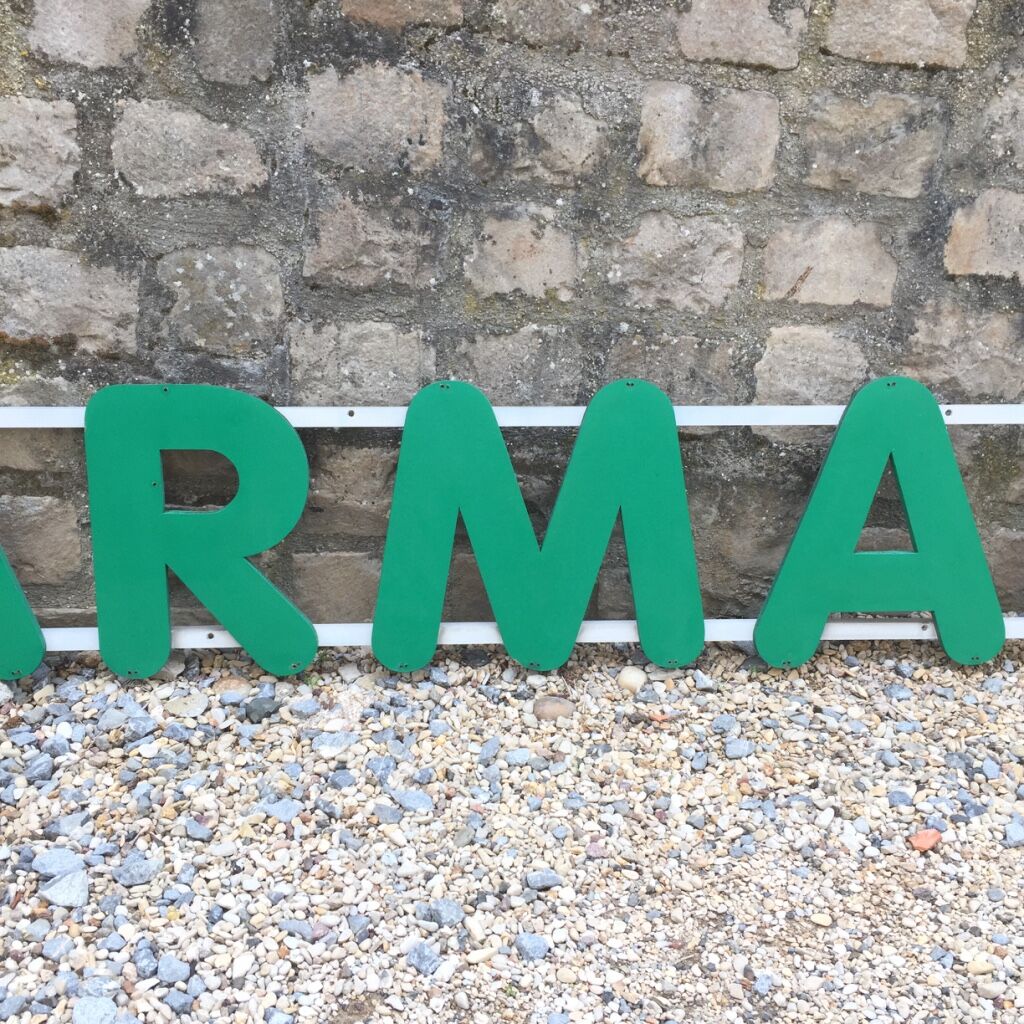 Sign green wood letters 'pharmacien'