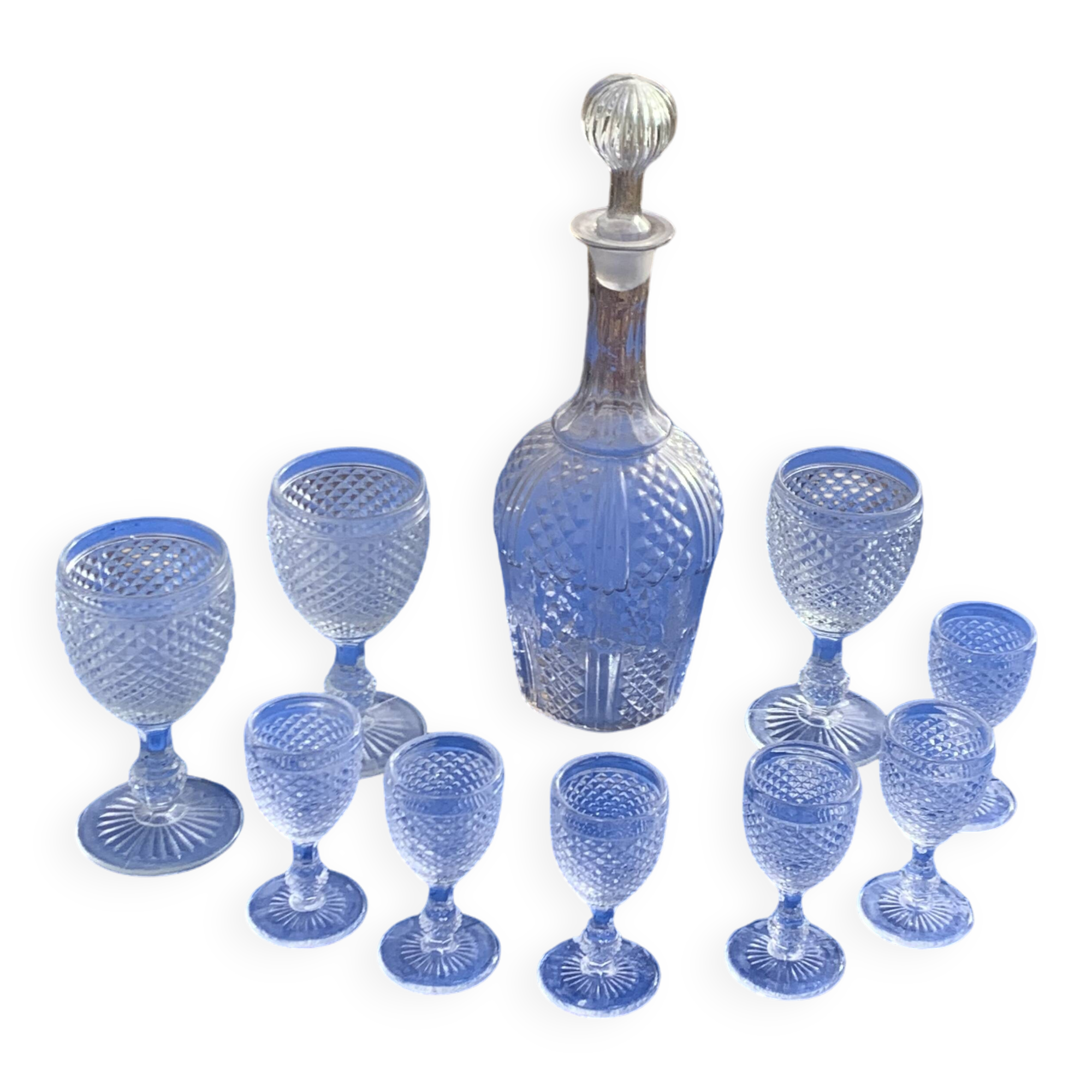 Elegant service consisting of a carafe, 3 wine glasses and 6 diamond pattern aperitif glasses