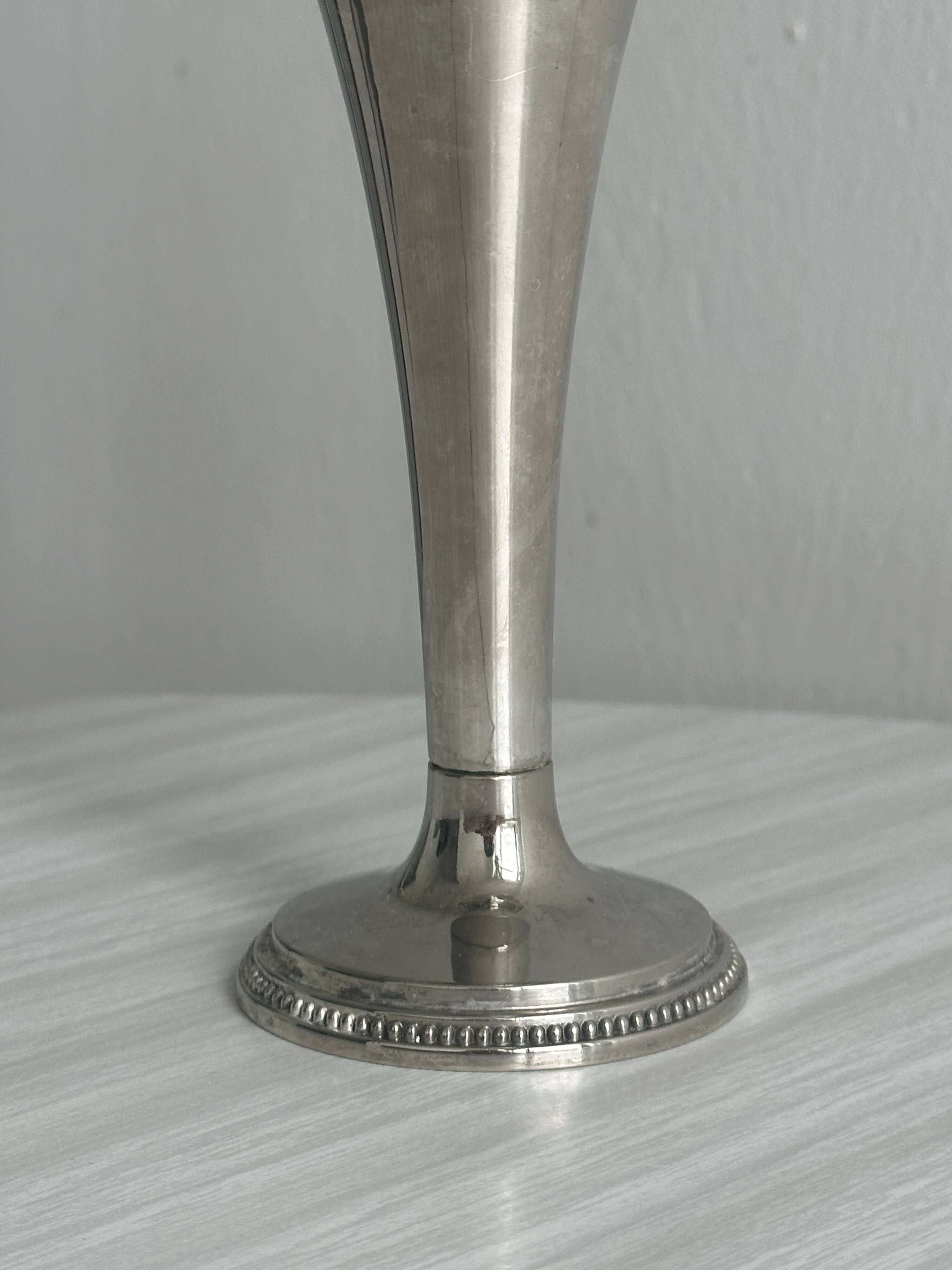 Metal single-flower vase