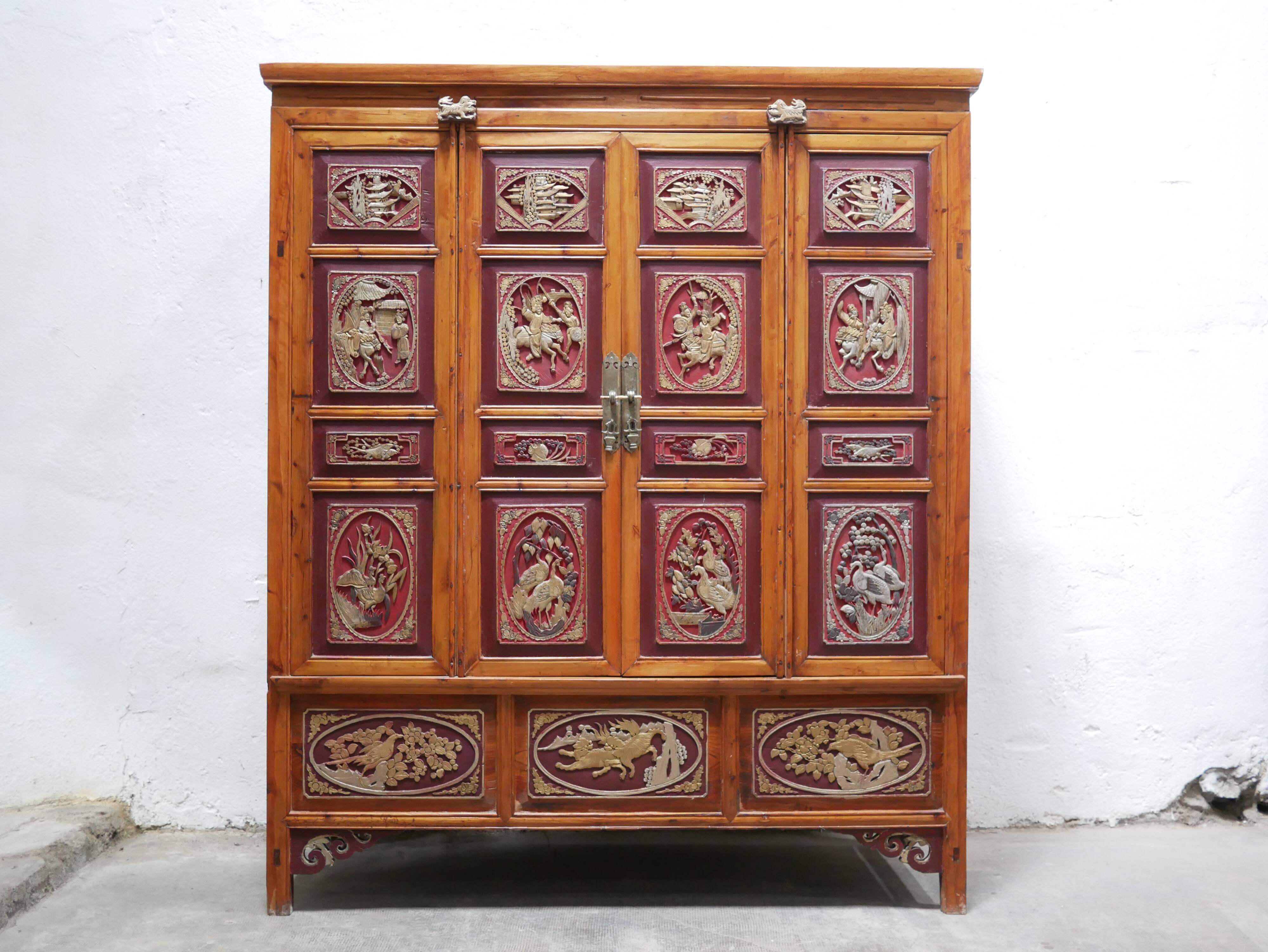 Armoire de mariage chinoise ancienne en orme sculpté et laqué – École de Ni