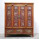 Armoire de mariage chinoise ancienne en orme sculpté et laqué – École de Ni