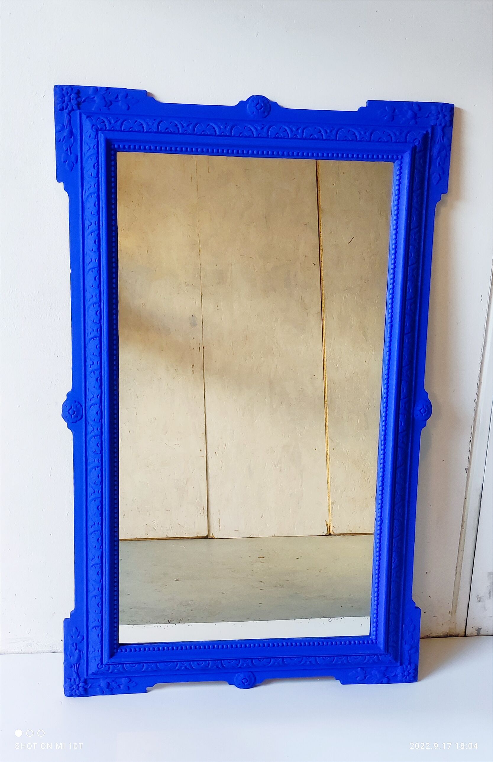 Mirror with blue molding