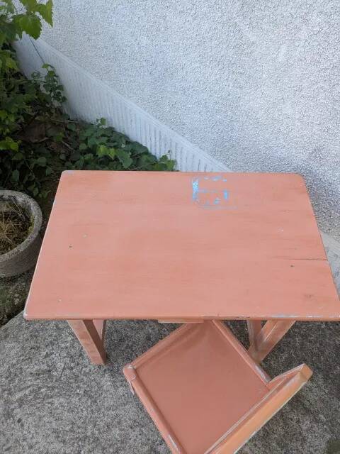 Child's desk and its chair