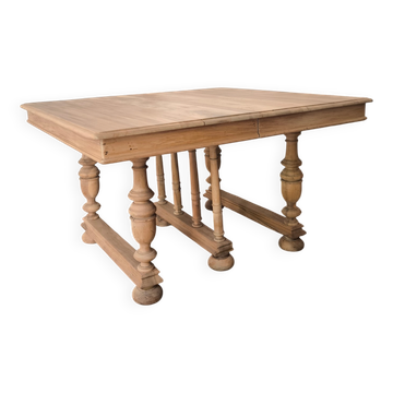 Henri II extendable centre table in solid walnut