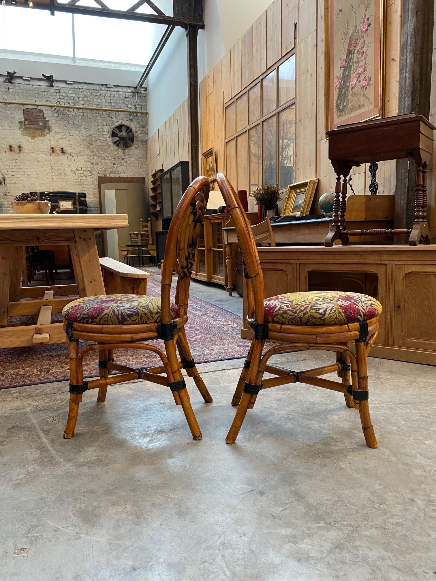 Suite de 12 chaises vintages