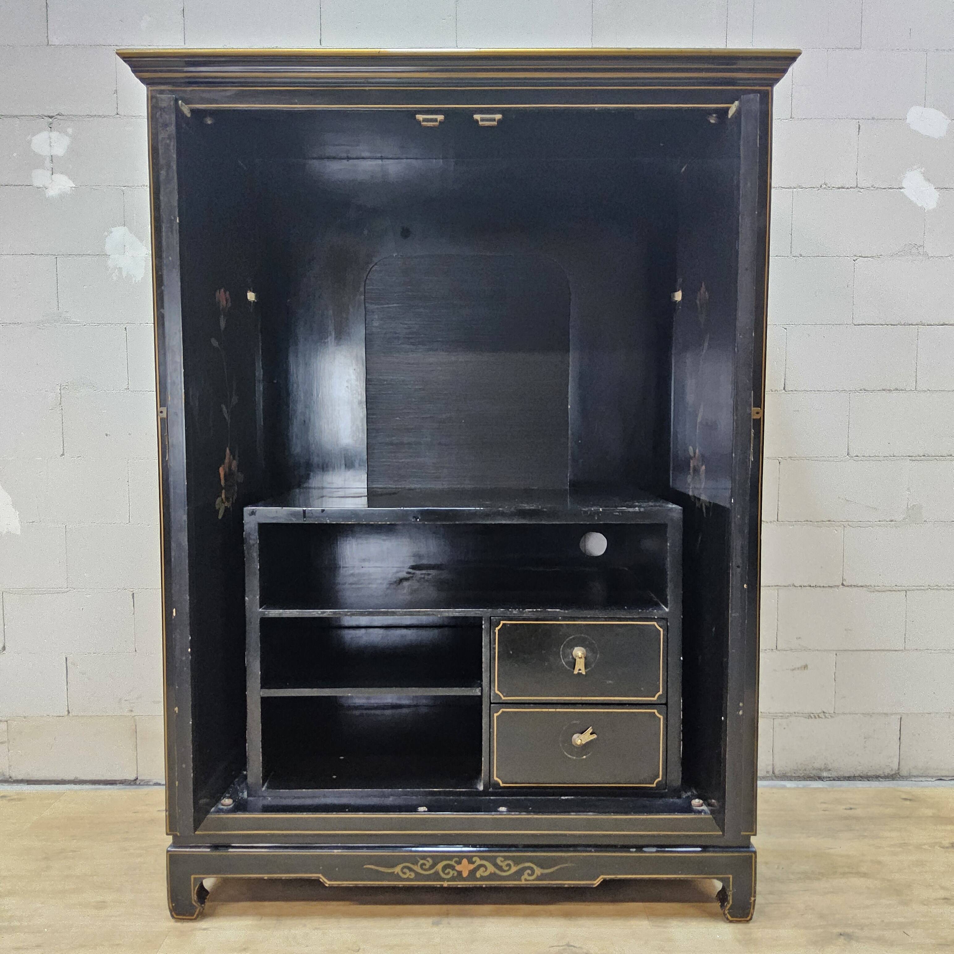 Cabinet vintage chinois laqué noir avec oiseaux et fleurs bohème