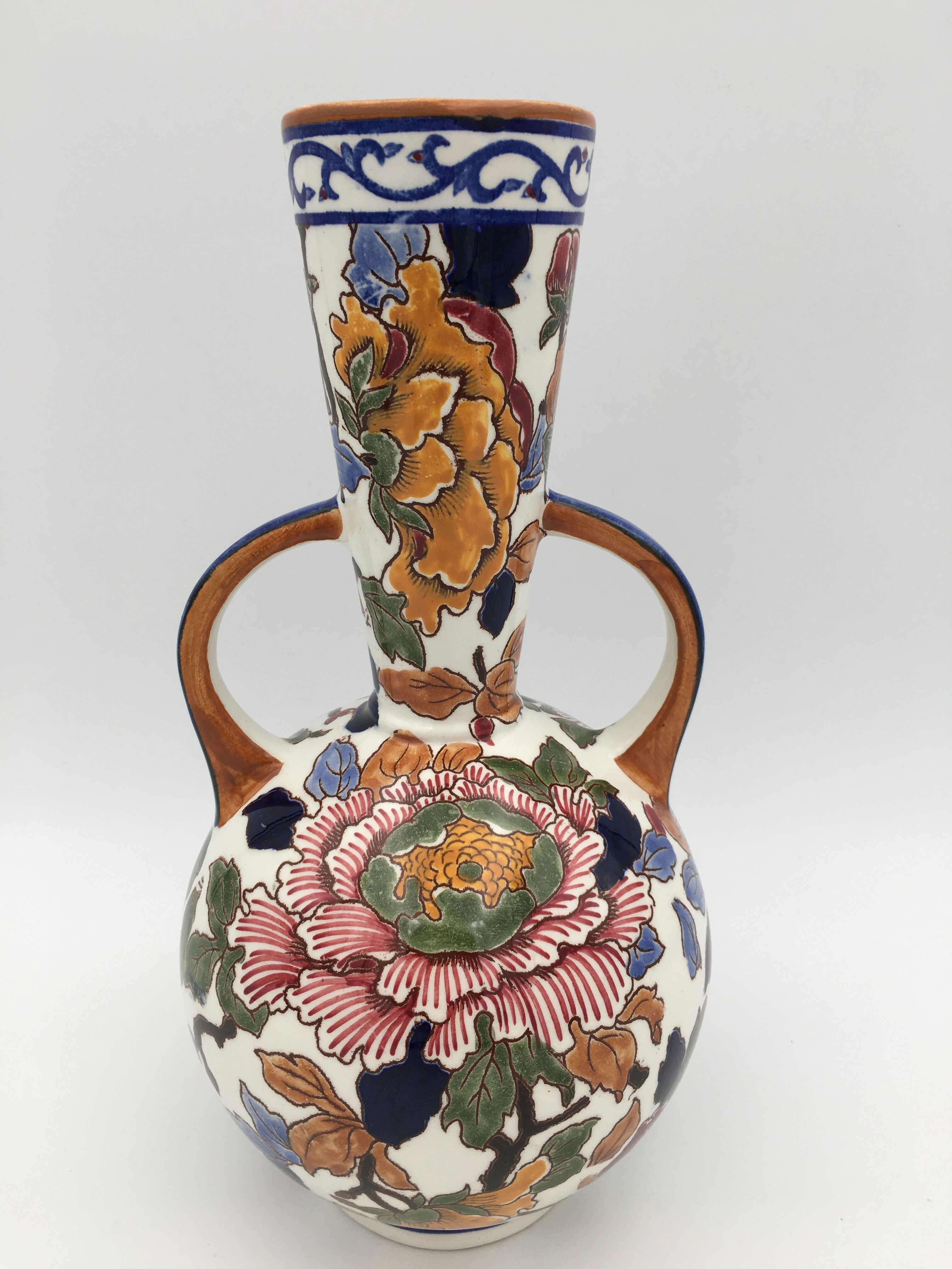 Gien's earthenware vase and two cups, "Peonies" decoration, signed GIEN - 20th century